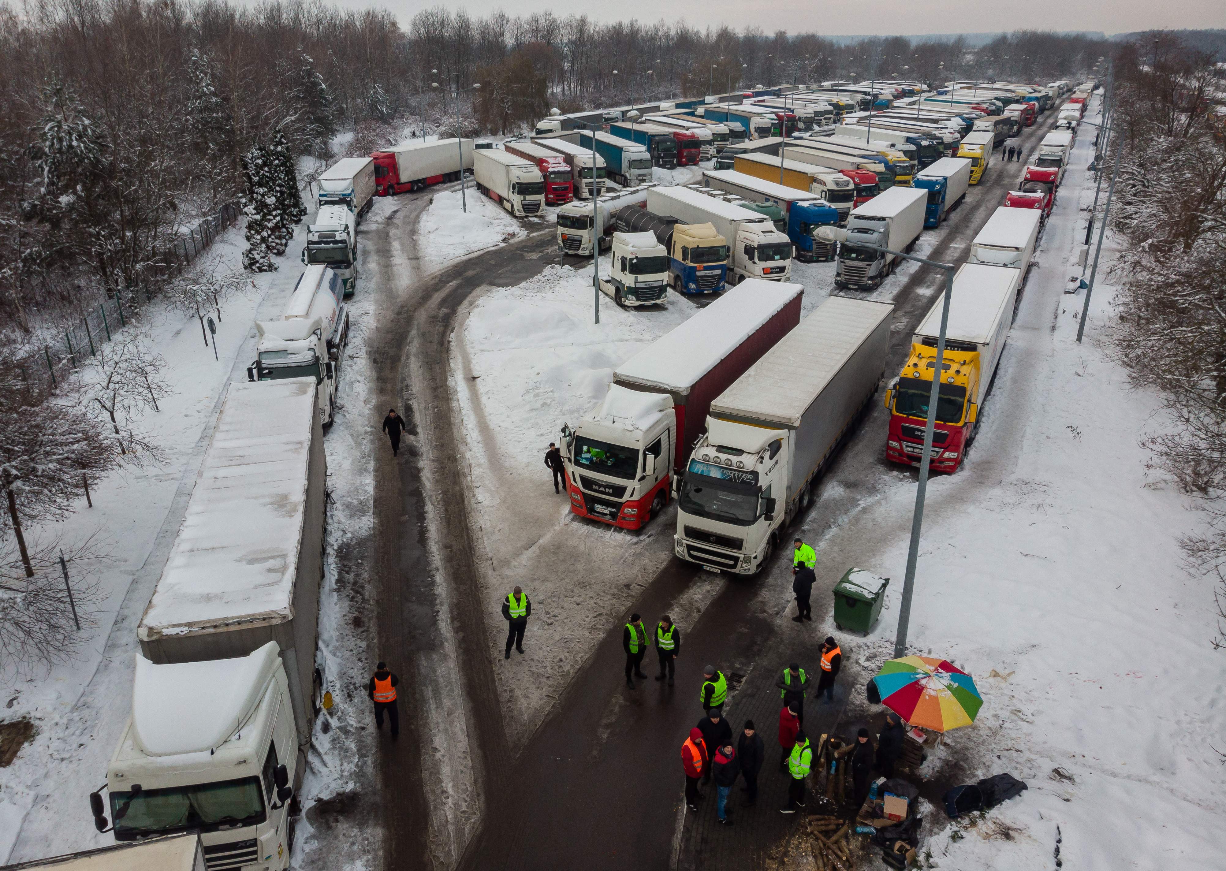 Transporteur De Voitures Sur La Route, En Pologne. Camion Transporteur