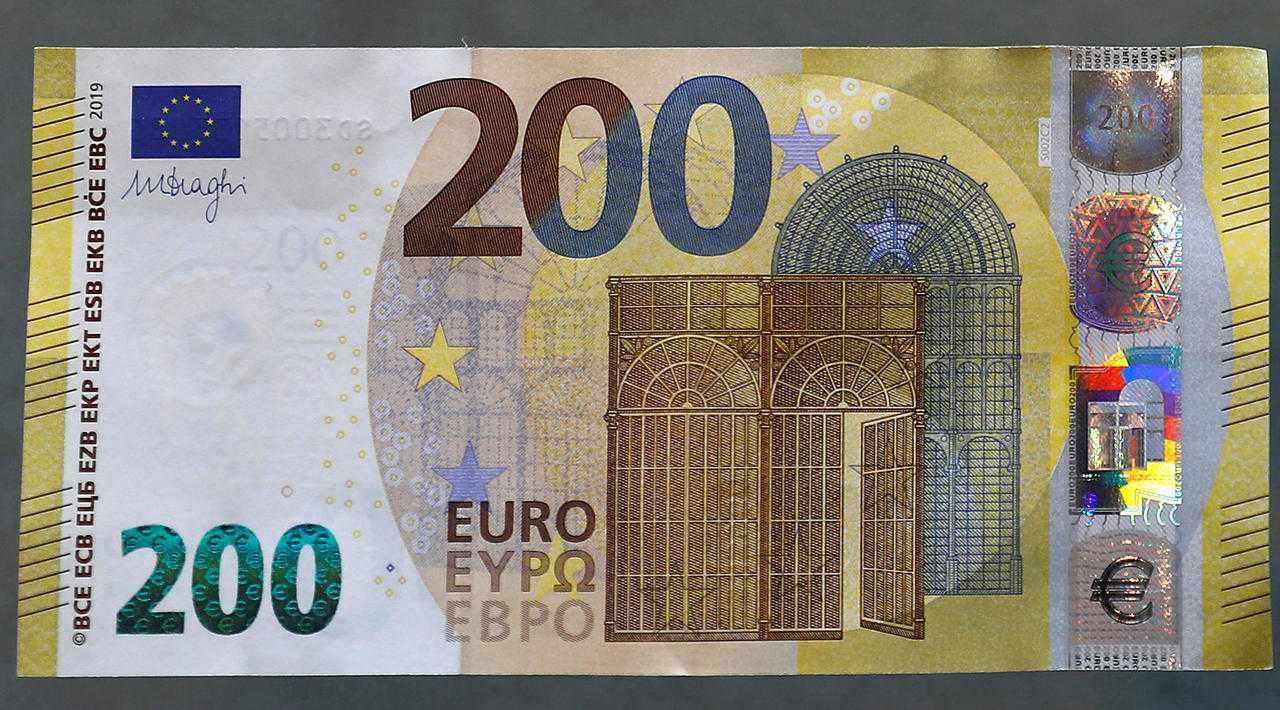 Les nouveaux billets de 100 et 200 euros mis en circulation ce