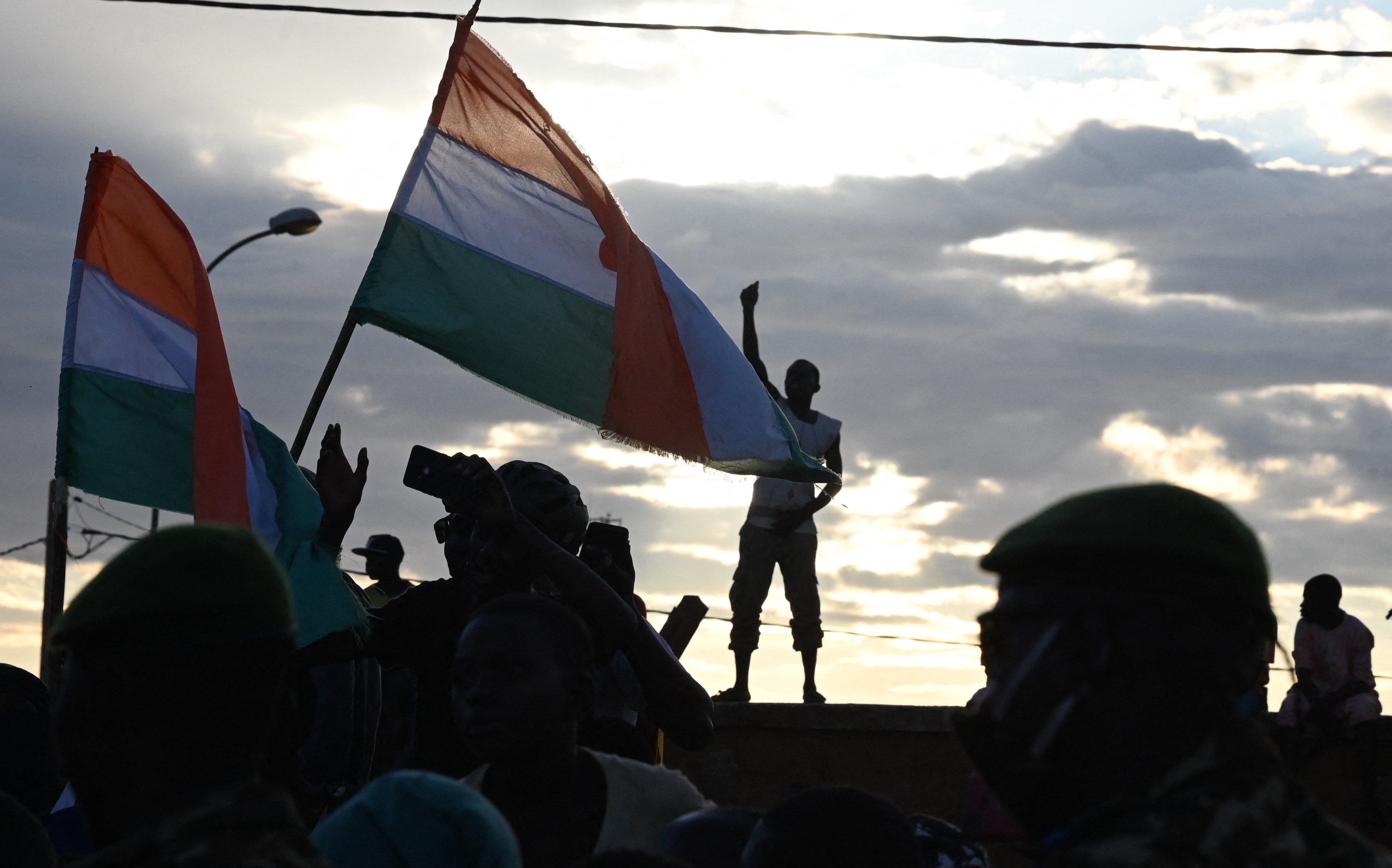 Niger : Paris confirme des échanges avec la junte sur des mouvements de militaires  français