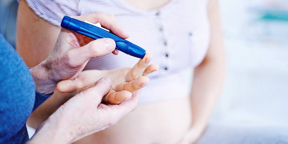 Un capteur de glucose implanté sous la peau de cinq patients diabétiques de  type 1: une première en Belgique francophone - La Libre
