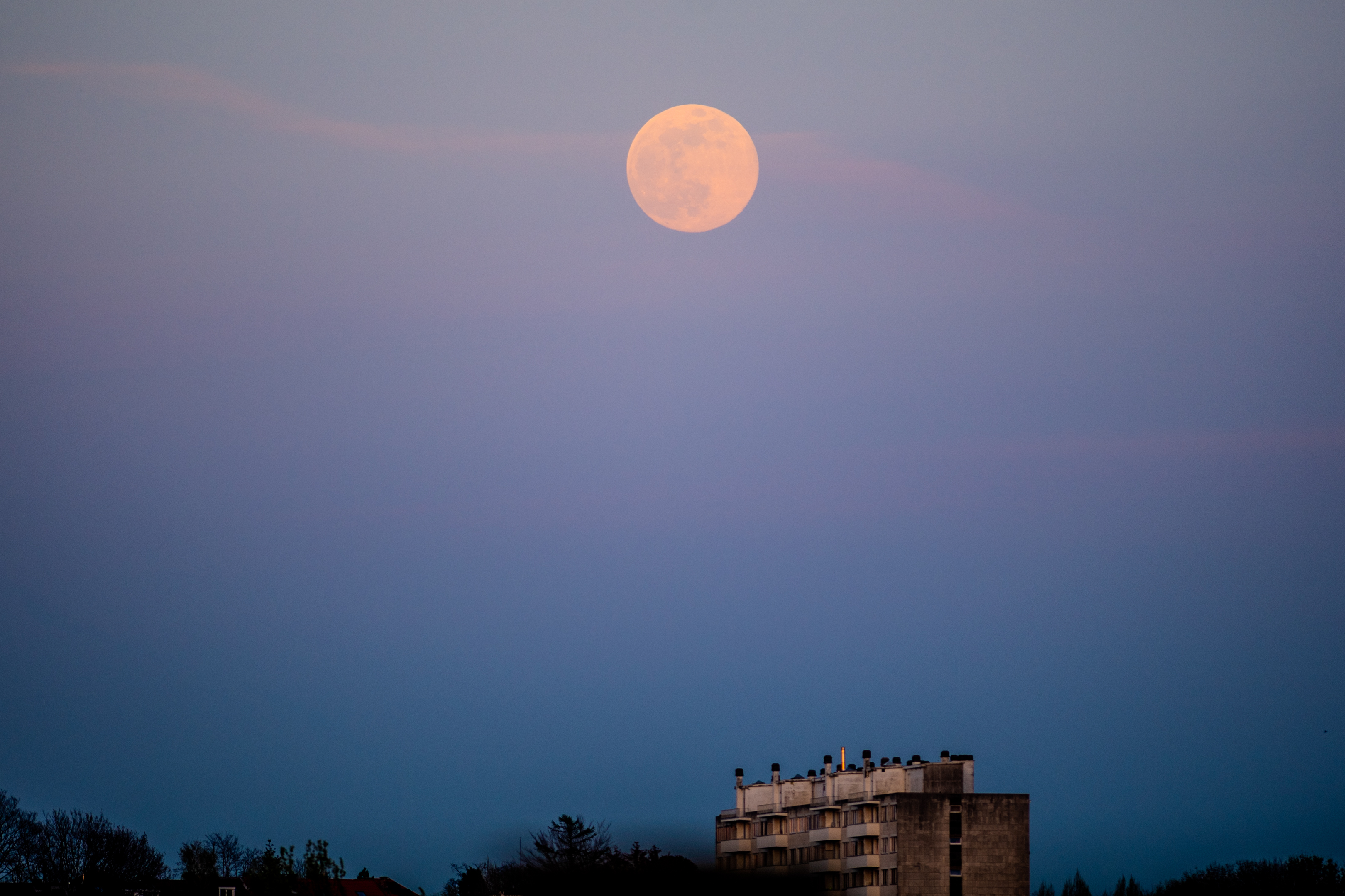 Photo De La Lune Pix Ville Et Pays PHOTOS | Une superbe lune rose dans le ciel belge ce mardi soir - L'Avenir