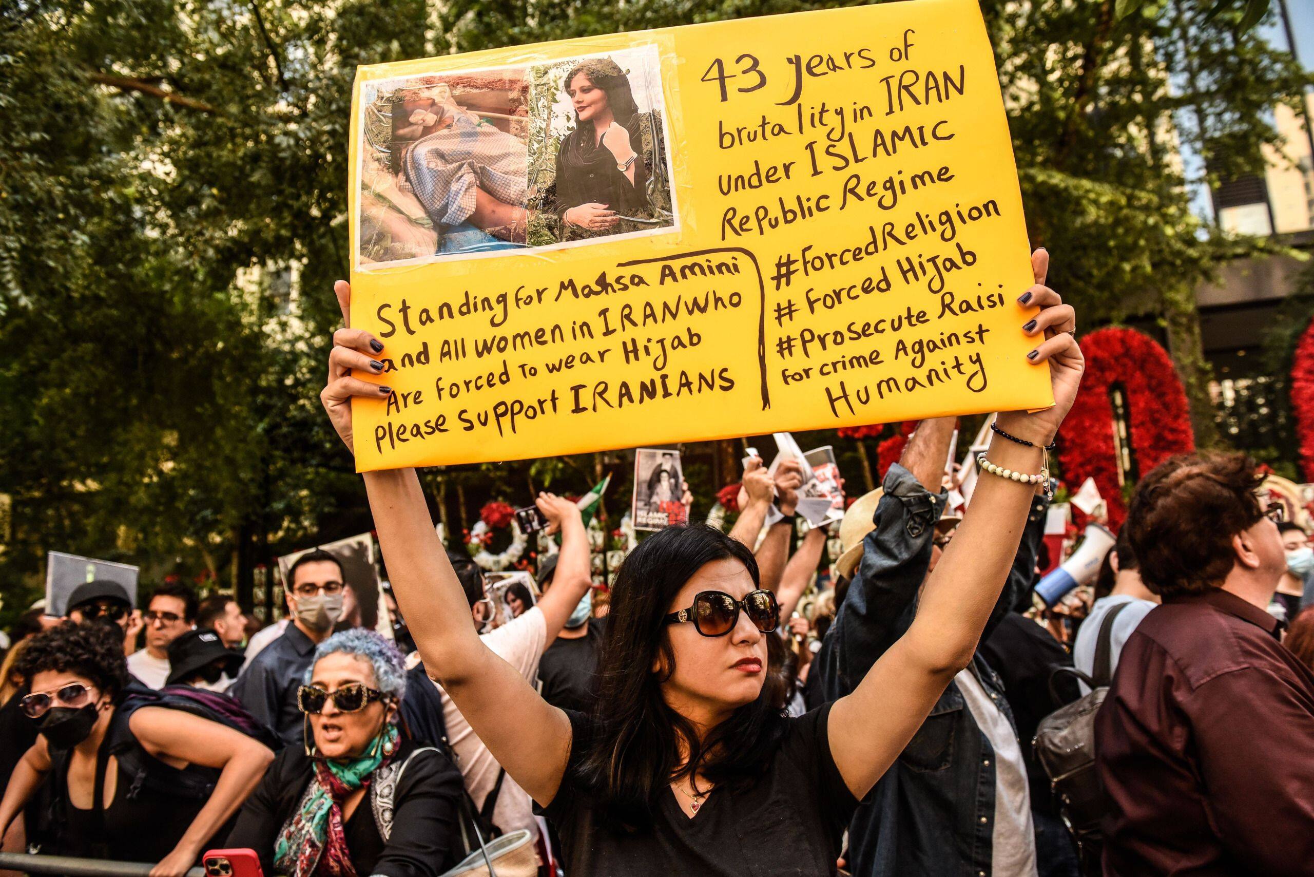 Protestation devant l'ambassade iranienne à Bruxelles contre le port obligatoire du voile à la suite des manifestations en Iran - La DH/Les Sports+