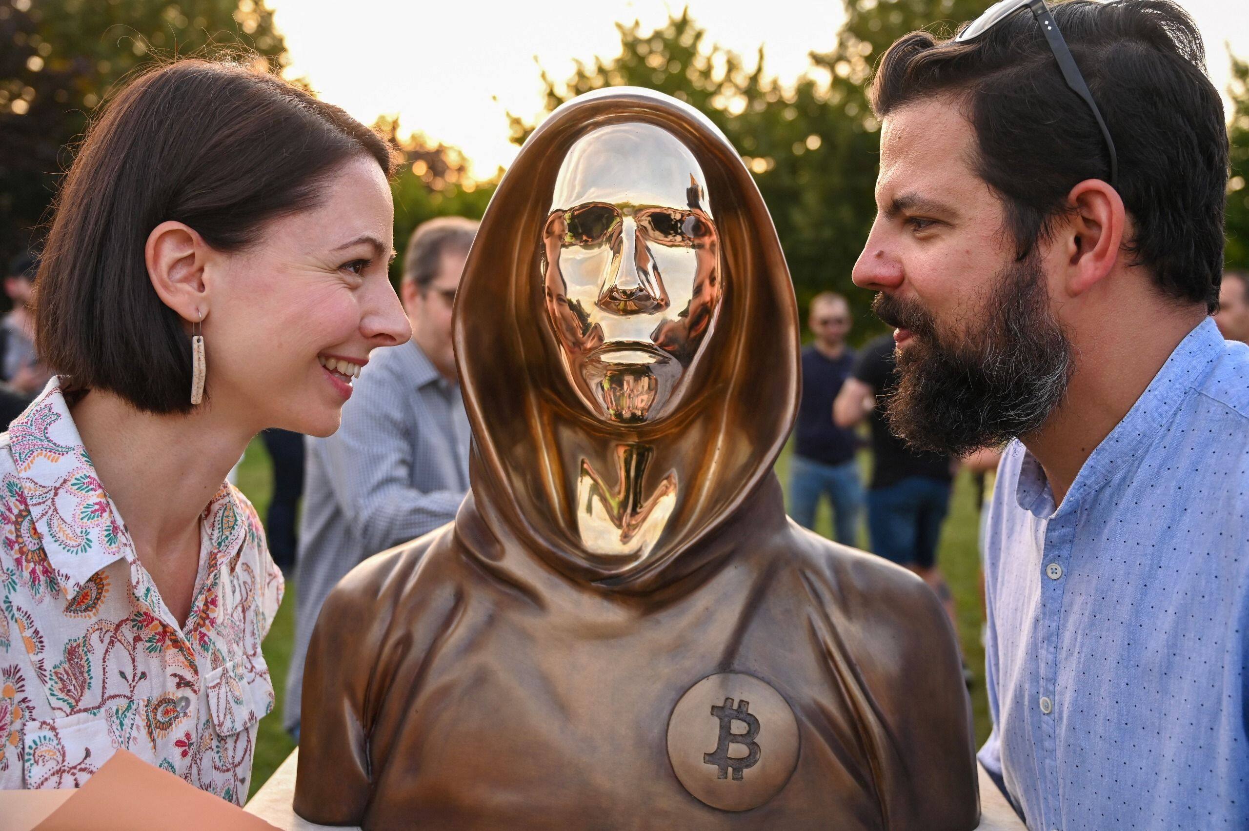 Le mystérieux inventeur du bitcoin possède maintenant sa statue à Budapest  - La Libre