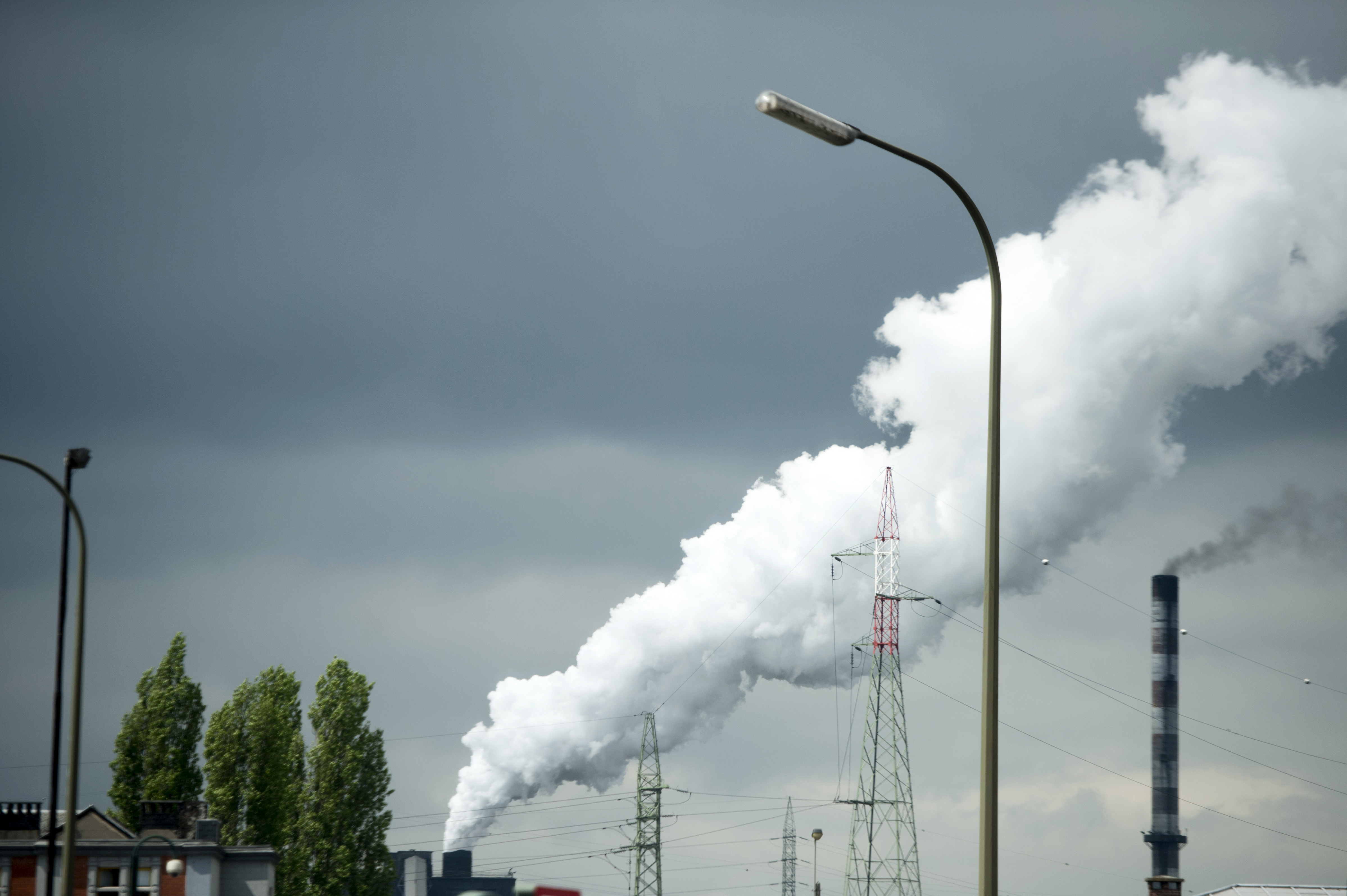 Jusqu'à 100 € la tonne de CO2 : les entreprises belges sommées de se  conformer à la taxe carbone - La Libre