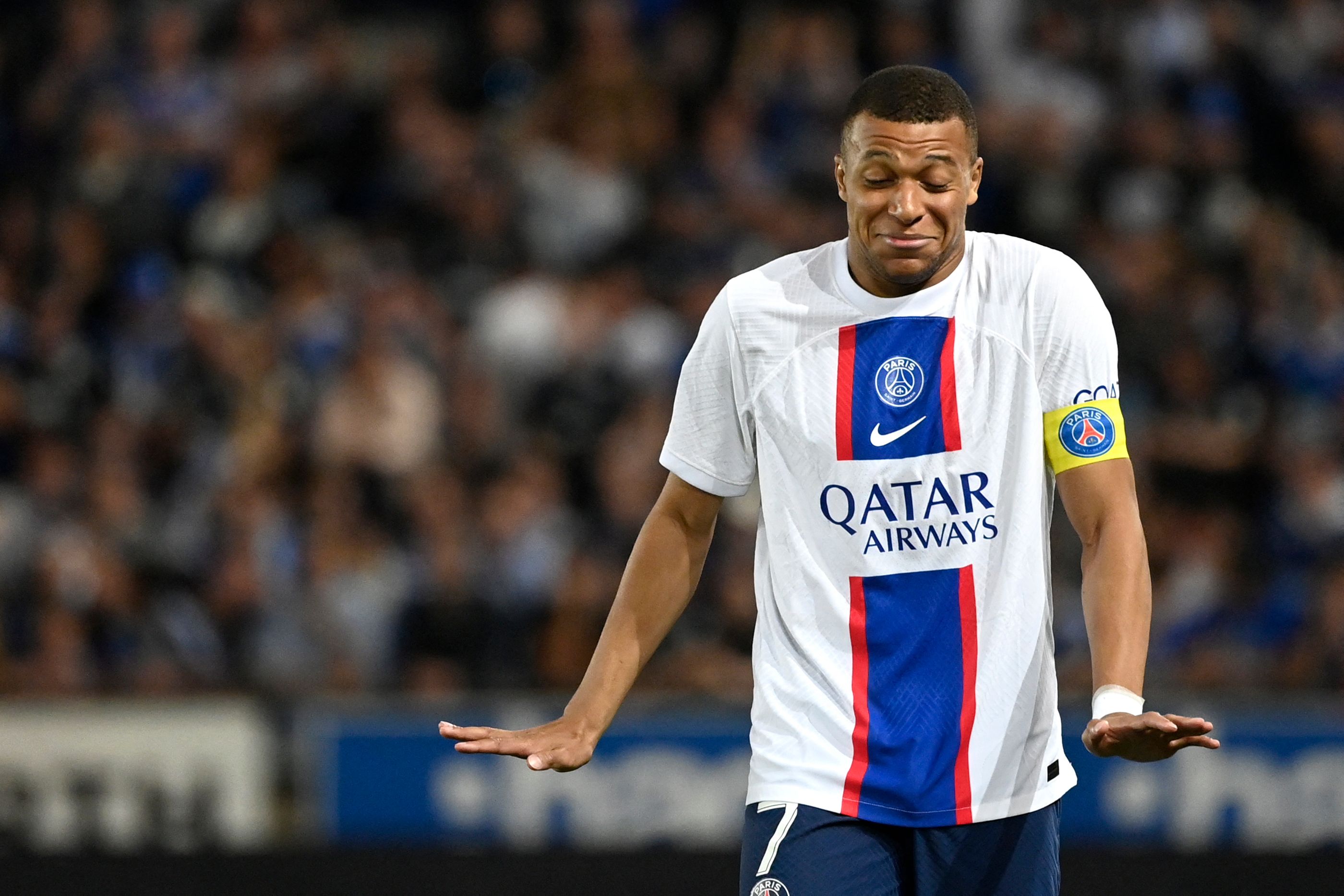 Football : écarté du groupe du PSG, la situation de Kylian Mbappé fait  parler