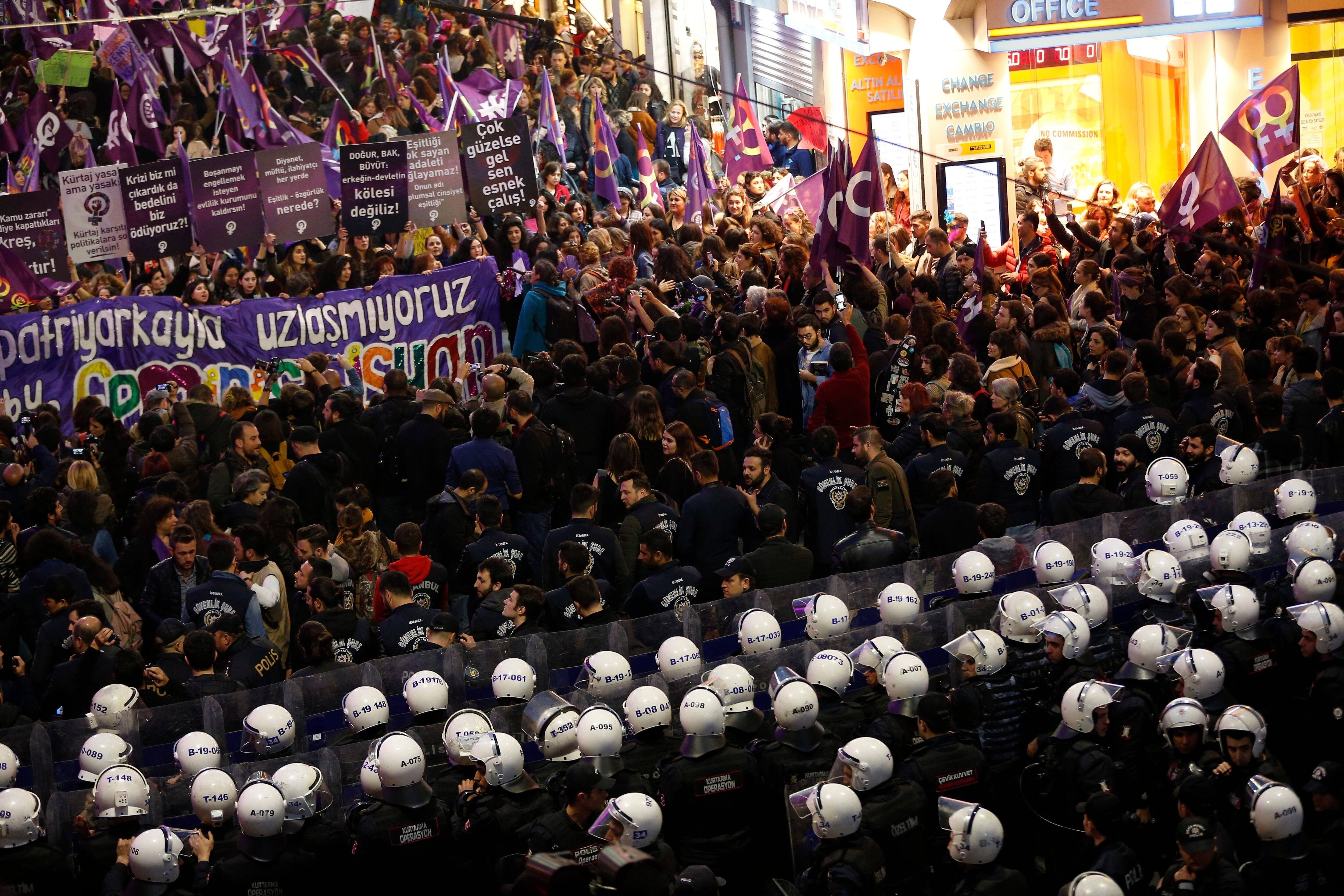 La Turquie empêche la marche contre la violence envers les femmes à coups  de gaz lacrymogène