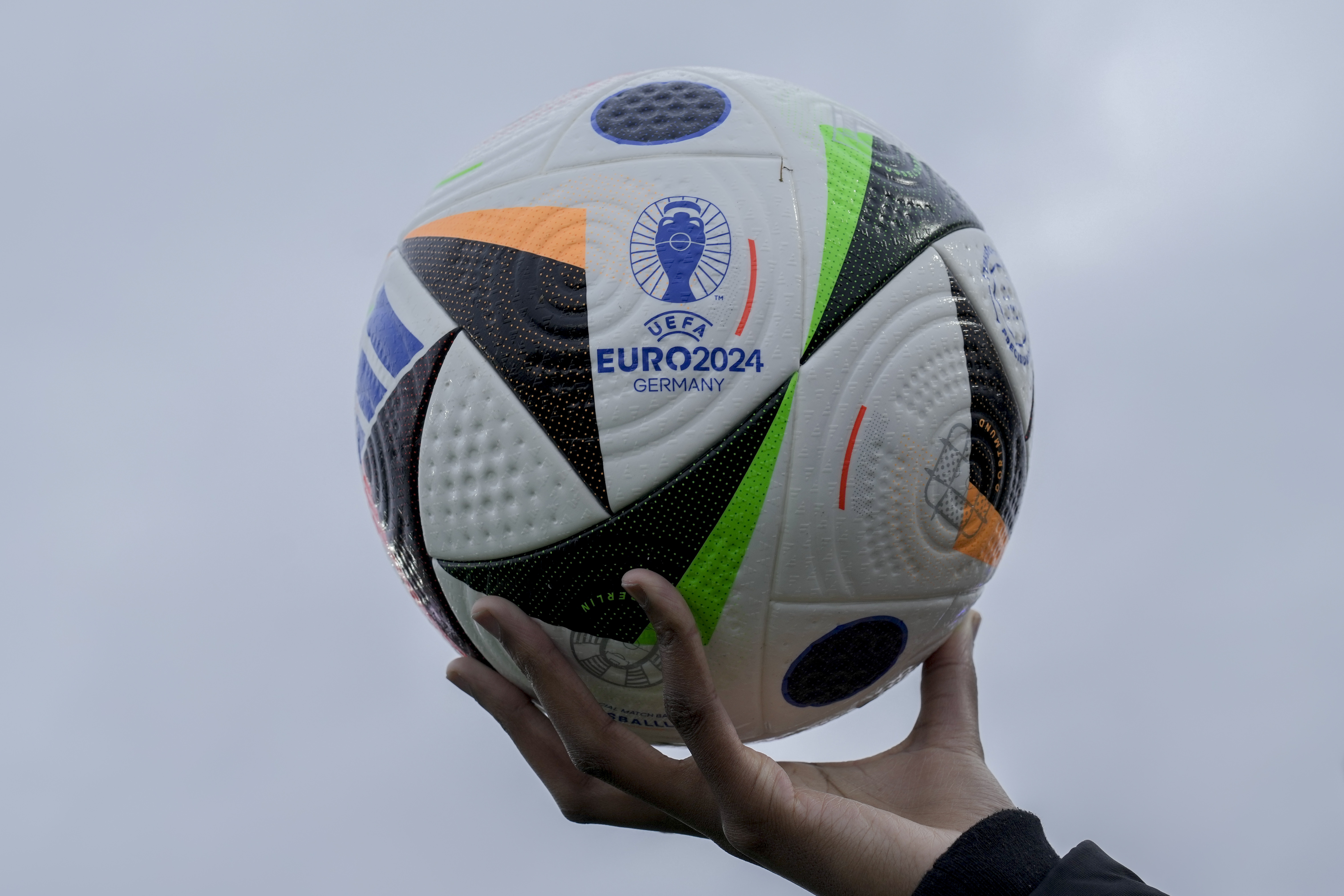 Adidas FUSSBALLLIEBE - Le ballon officiel de l'EURO 2024 
