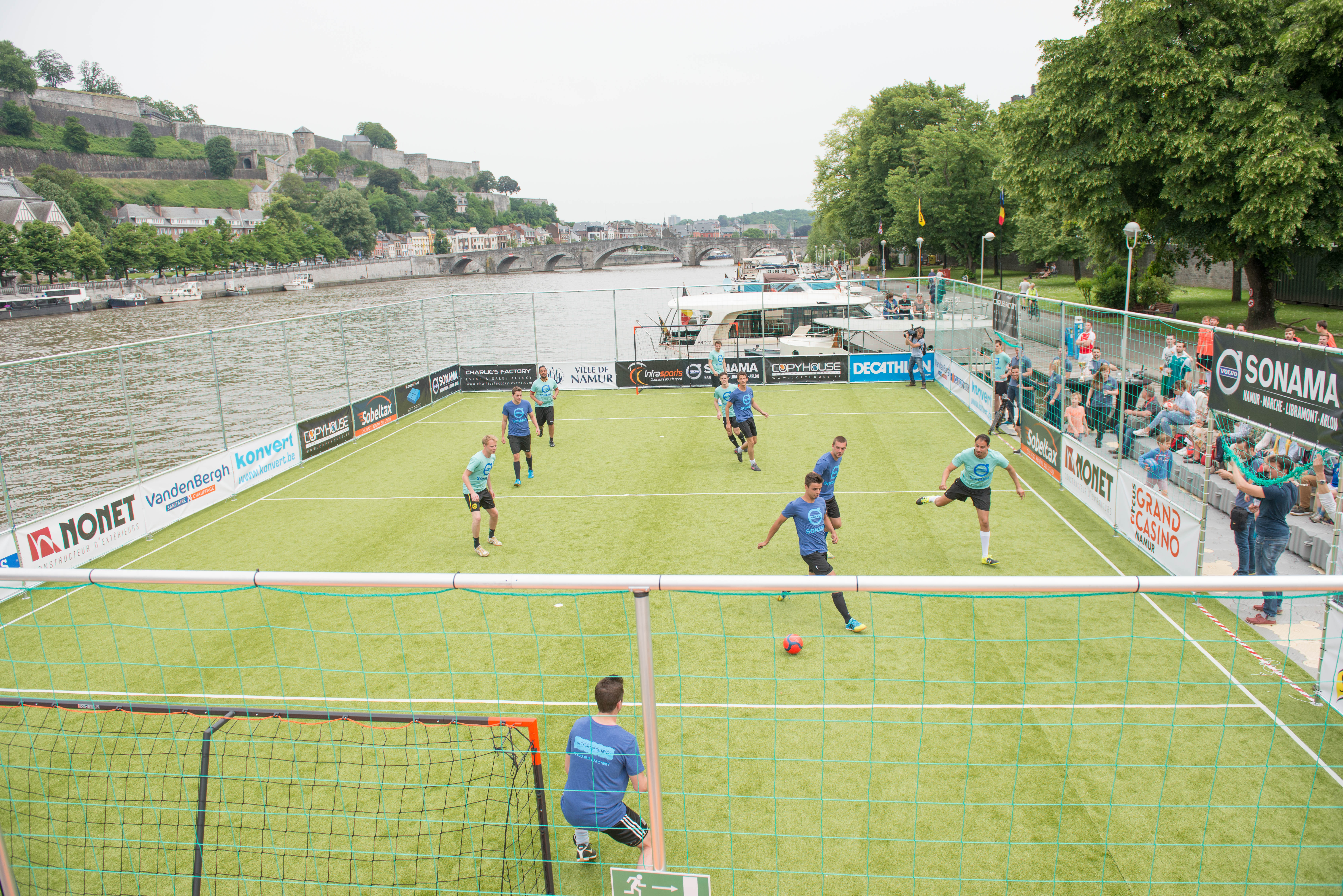 Un terrain de football sur la Meuse! (photos) - L'Avenir