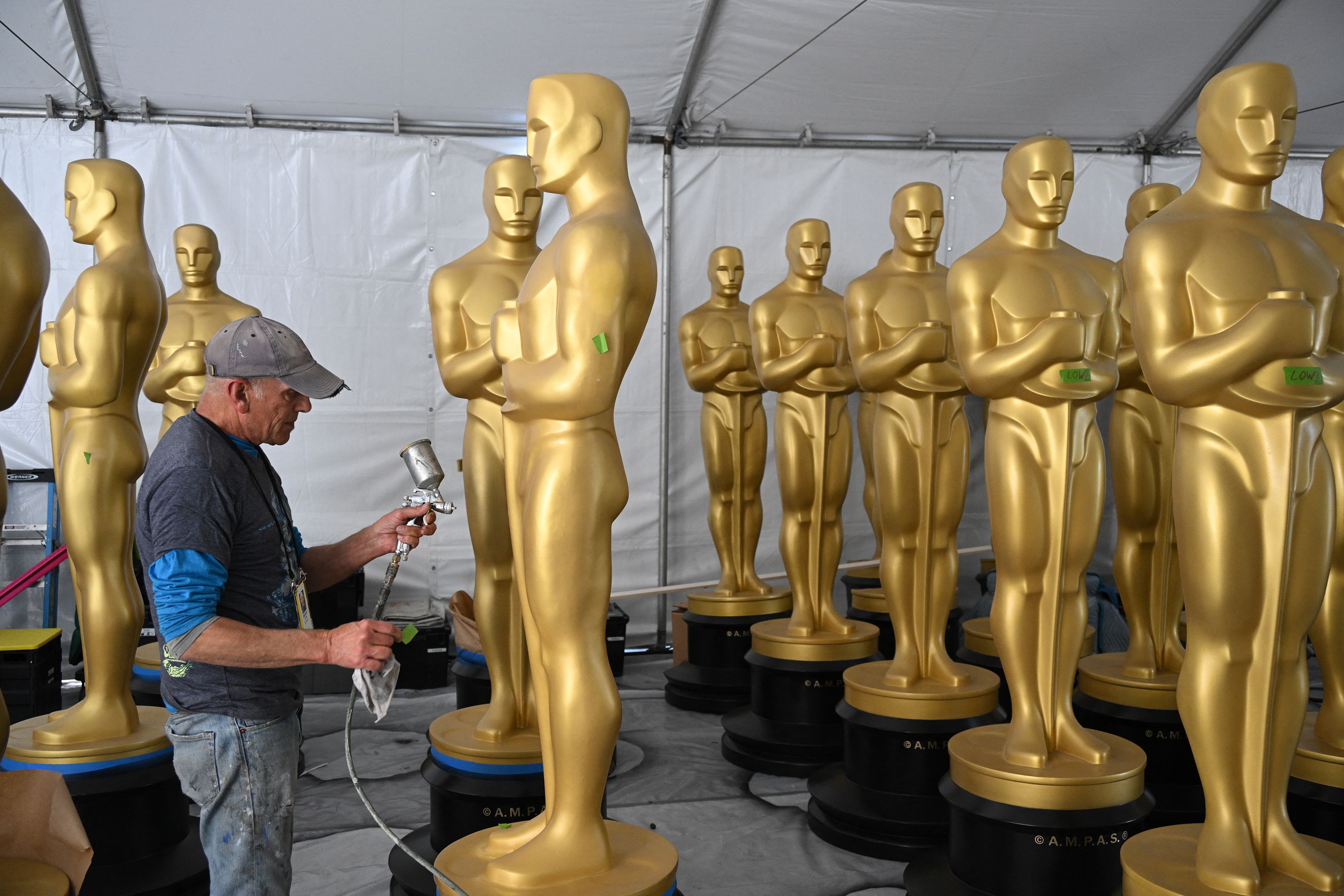 Oscars 2023 : pour quelle raison amusante la statuette a une épée entre les  jambes ?