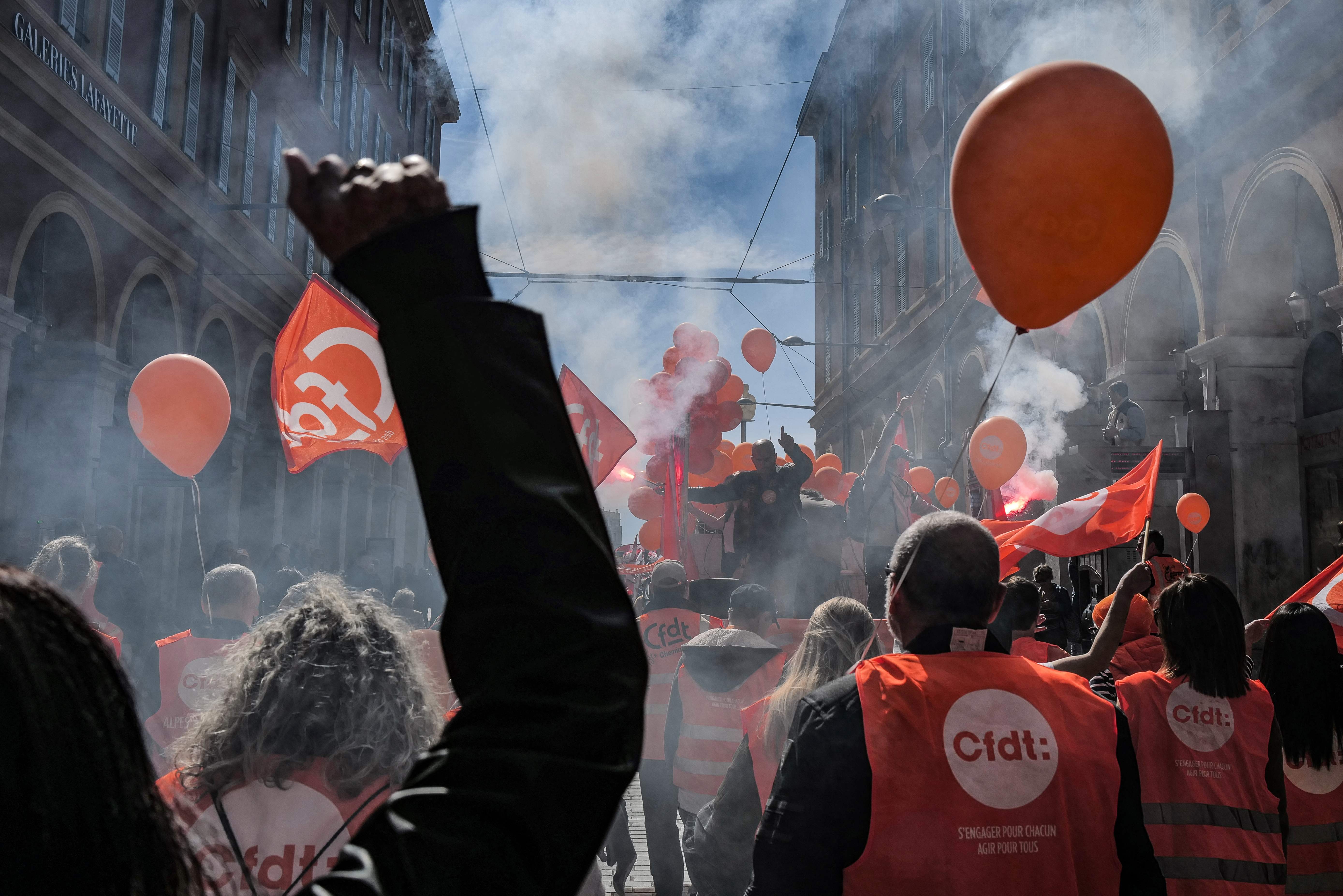 France/retraites: gaz lacrymogène et canon à eau pour disperser les  manifestants à Nantes