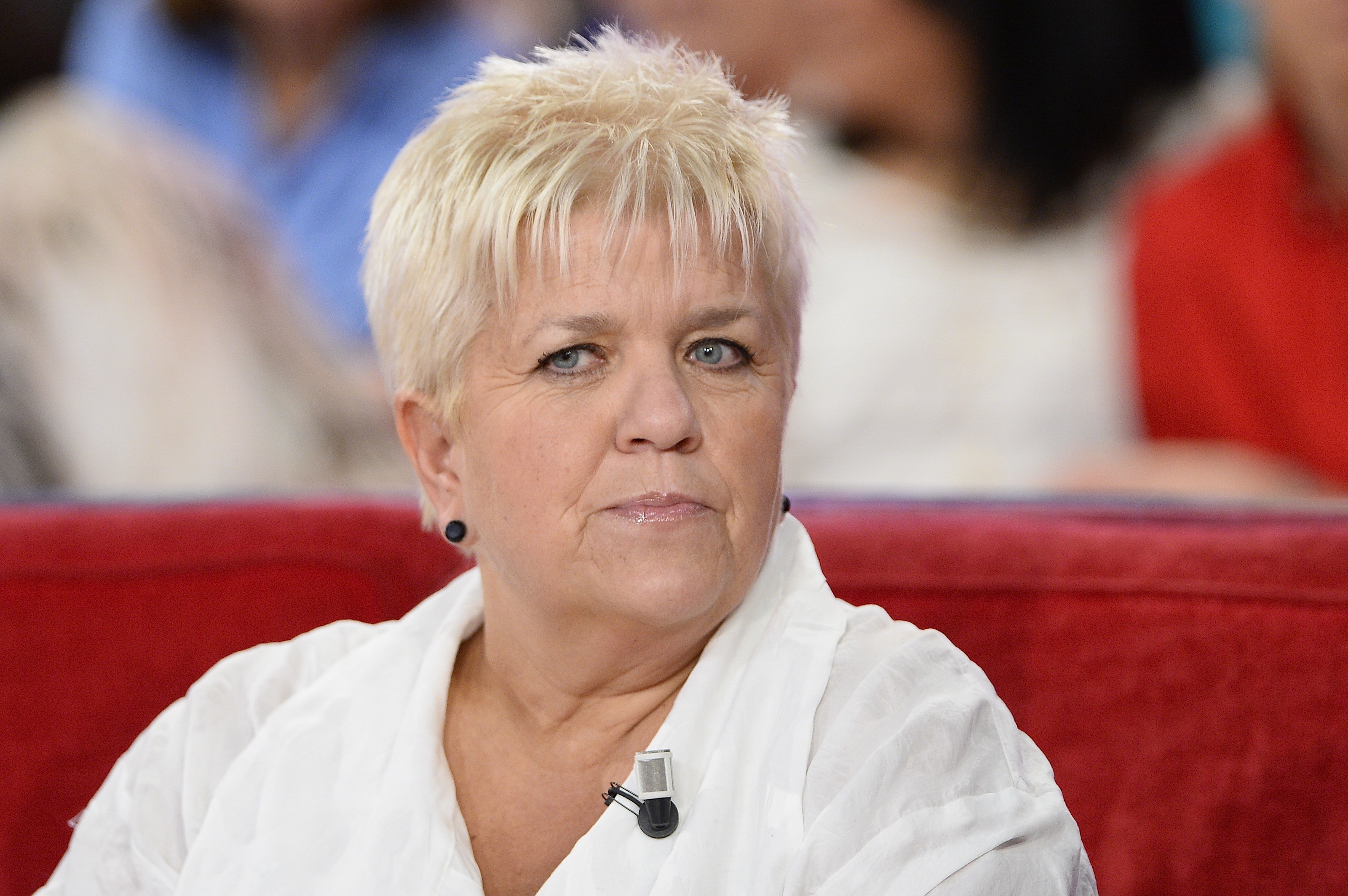 Fauteuil roulant, opérations… Mimie Mathy donne des nouvelles de sa santé -  parismatch.be