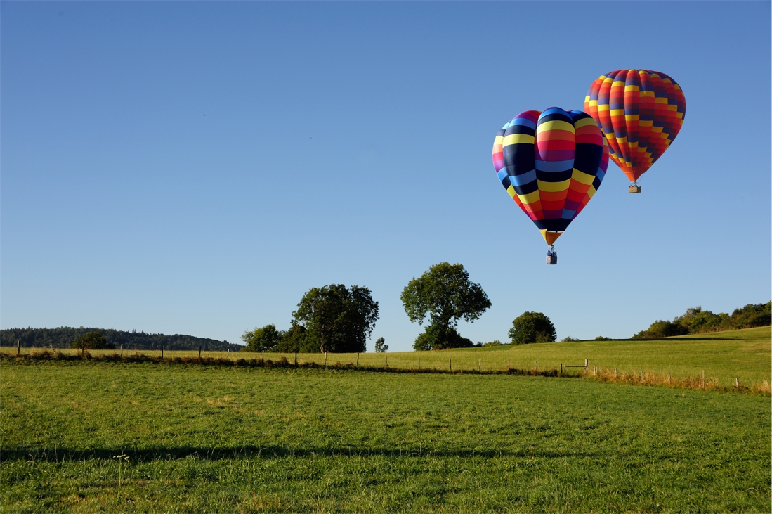 Ballon volant photo stock. Image du véhicule, bleu, aventure