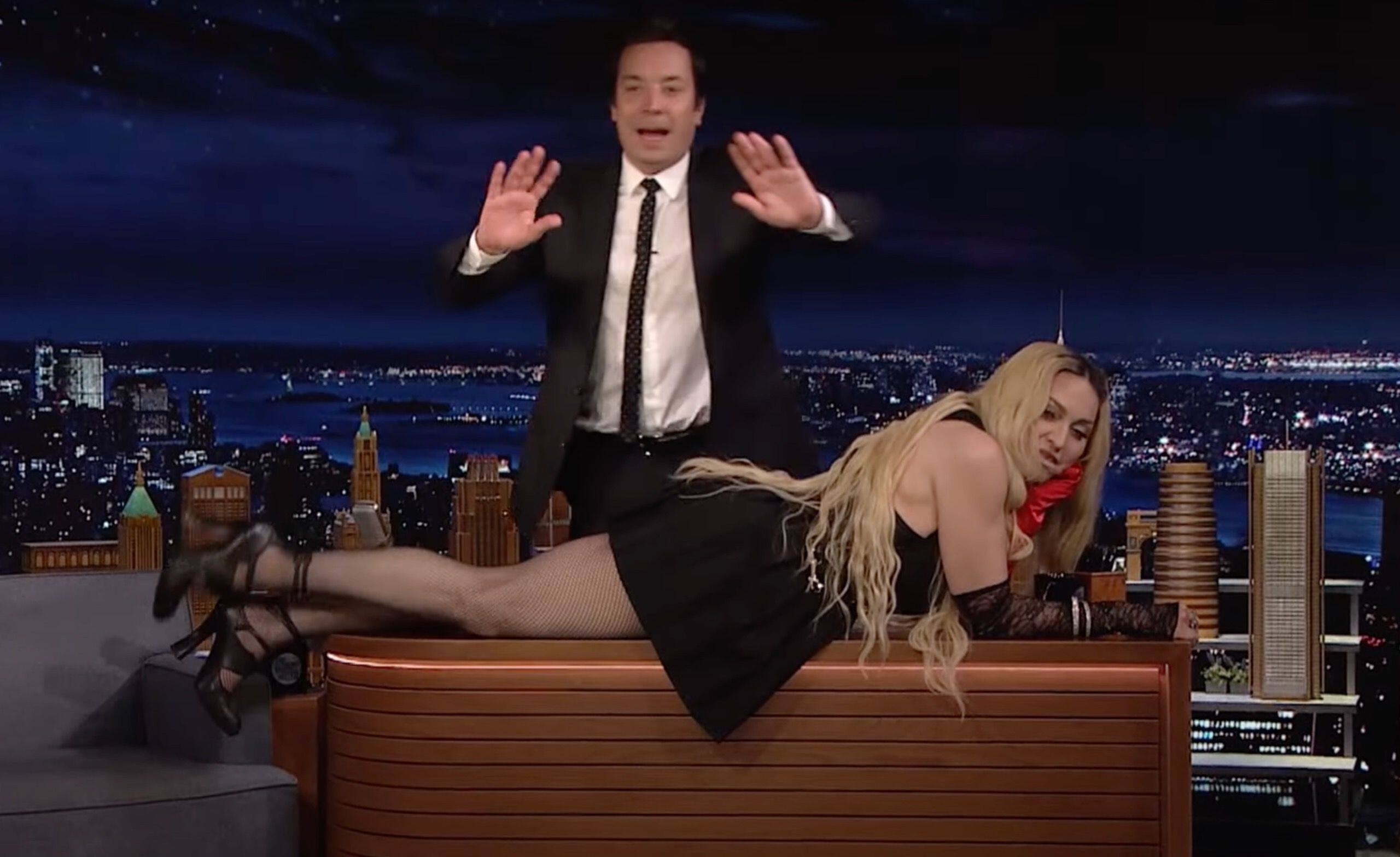 Madonna perd le contrôle chez Jimmy Fallon et montre ses fesses en plein  direct - La DH/Les Sports+