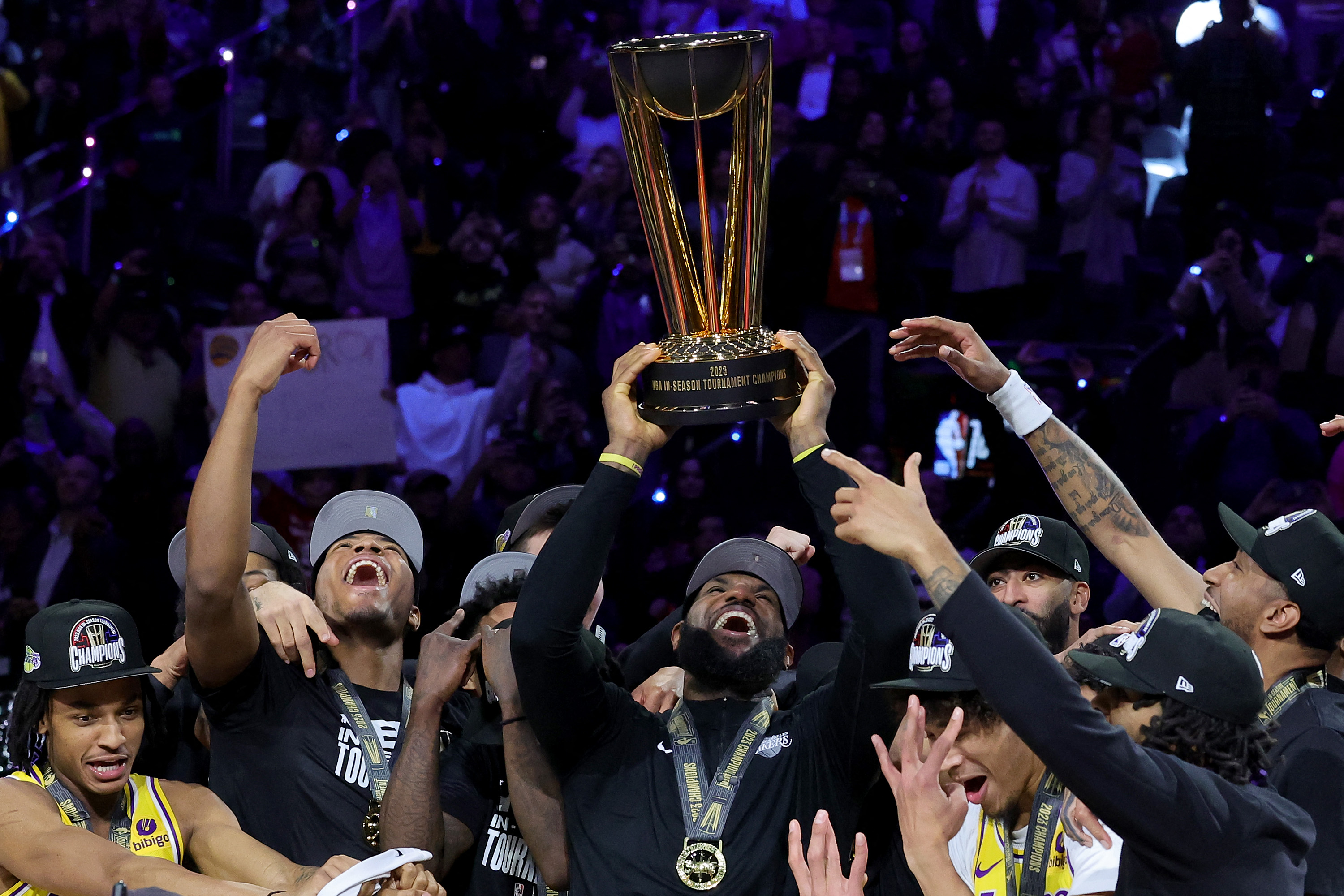 Les Lakers remportent la toute première Coupe NBA