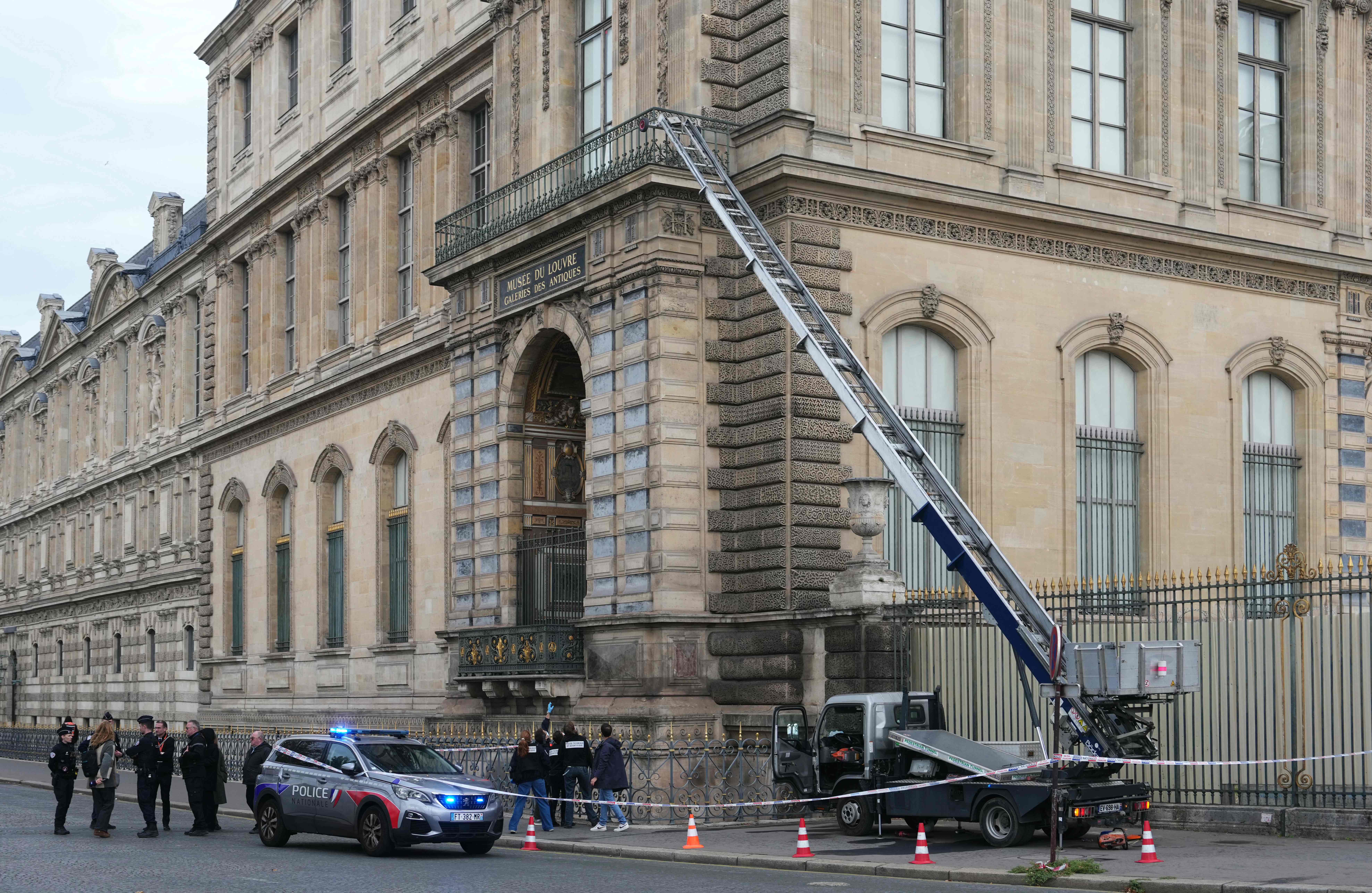 Cambriolage au Louvre: voici comment les deux suspects interpellés ont été identifiés - parismatch.be