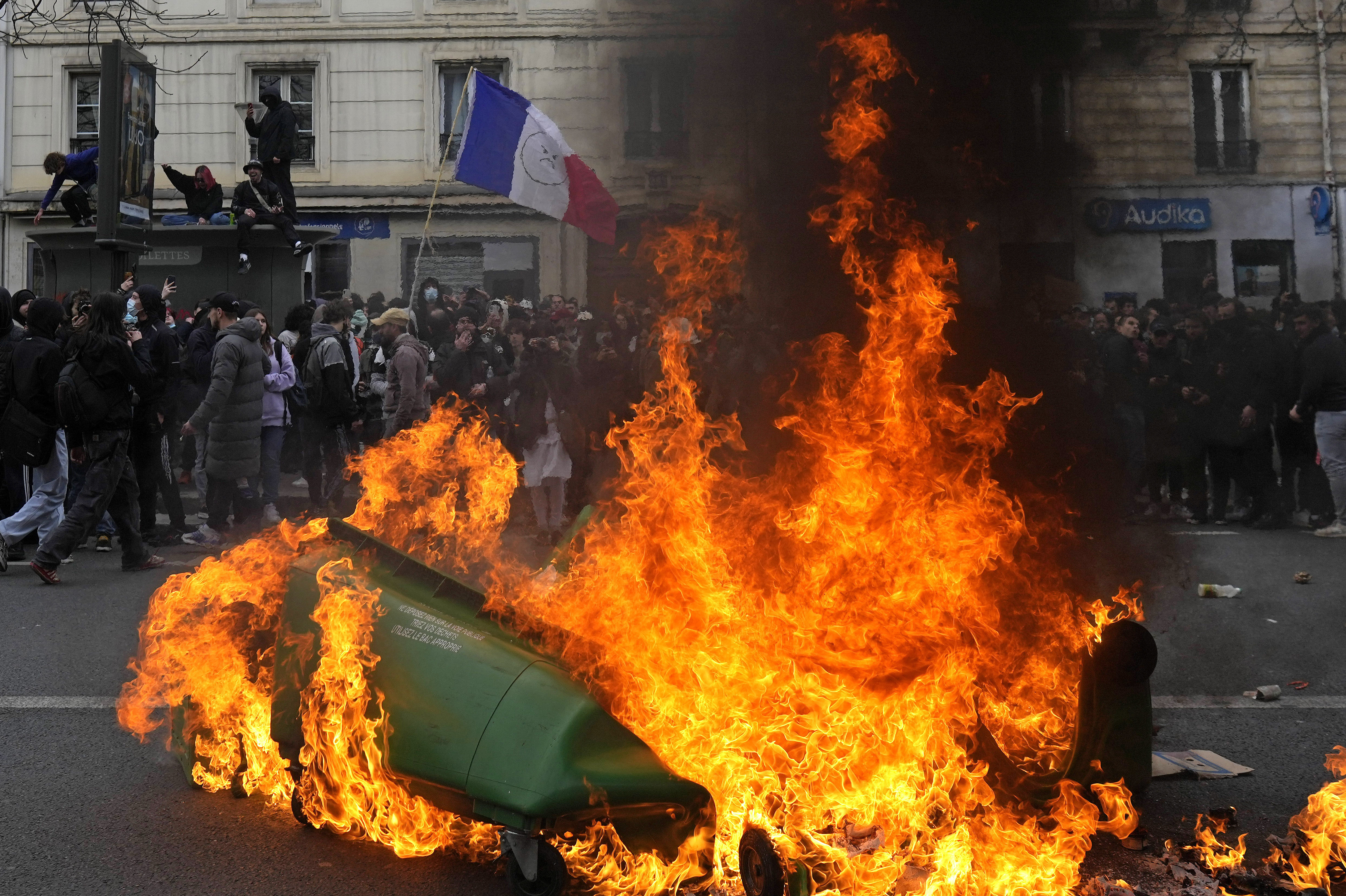 France/retraites: gaz lacrymogène et canon à eau pour disperser les  manifestants à Nantes