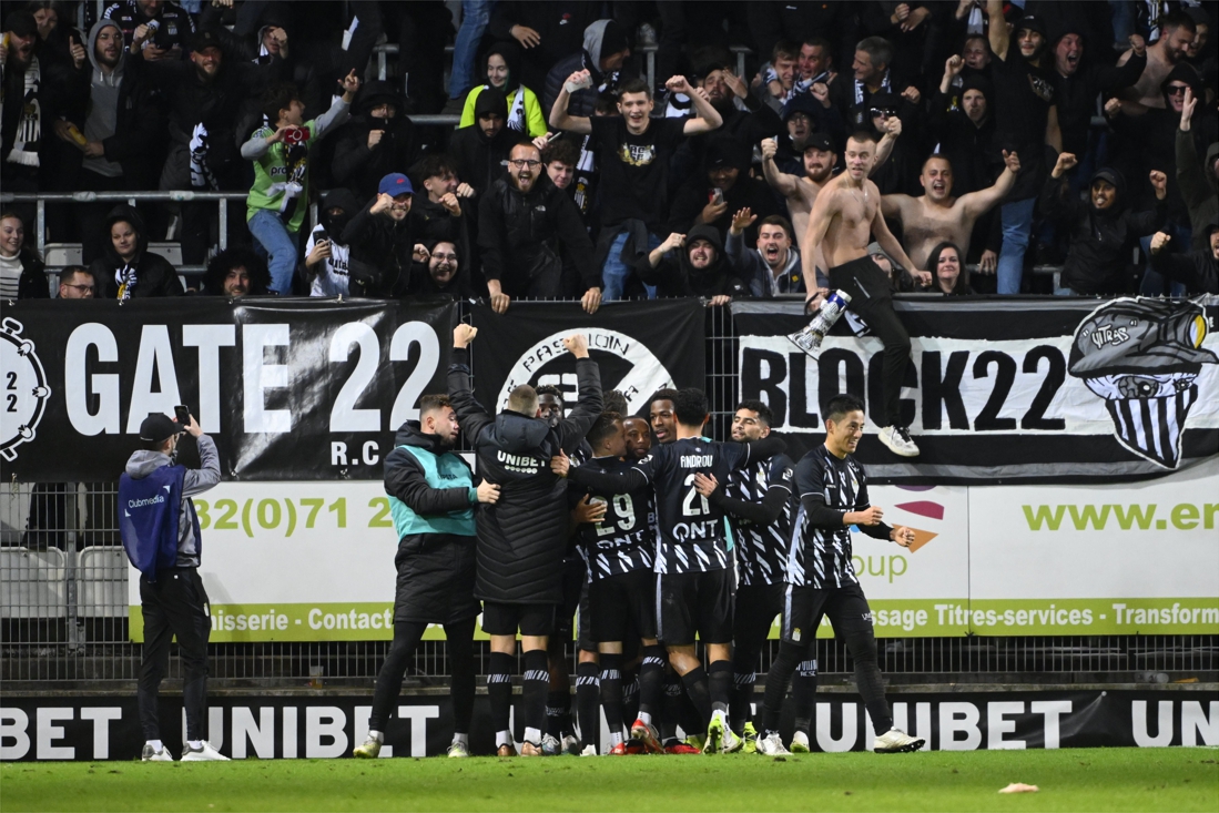 L'impressionnant tifo des supporters d'Anderlecht avant le derby