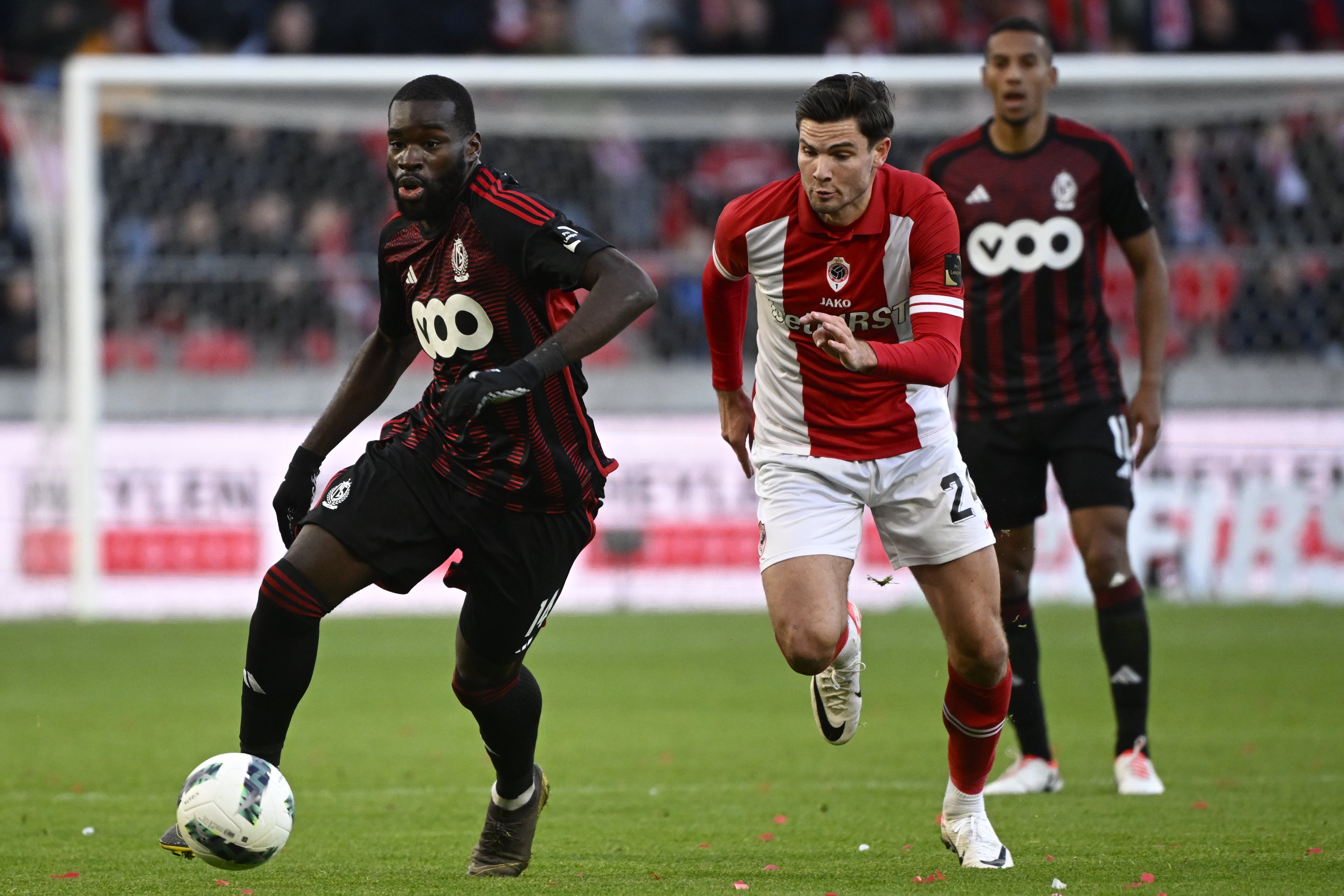 Coupe de Belgique : Anderlecht se qualifie face au Standard dans un Clasico  marqué par de nouveaux débordements en tribunes (VIDÉOS) - L'Avenir