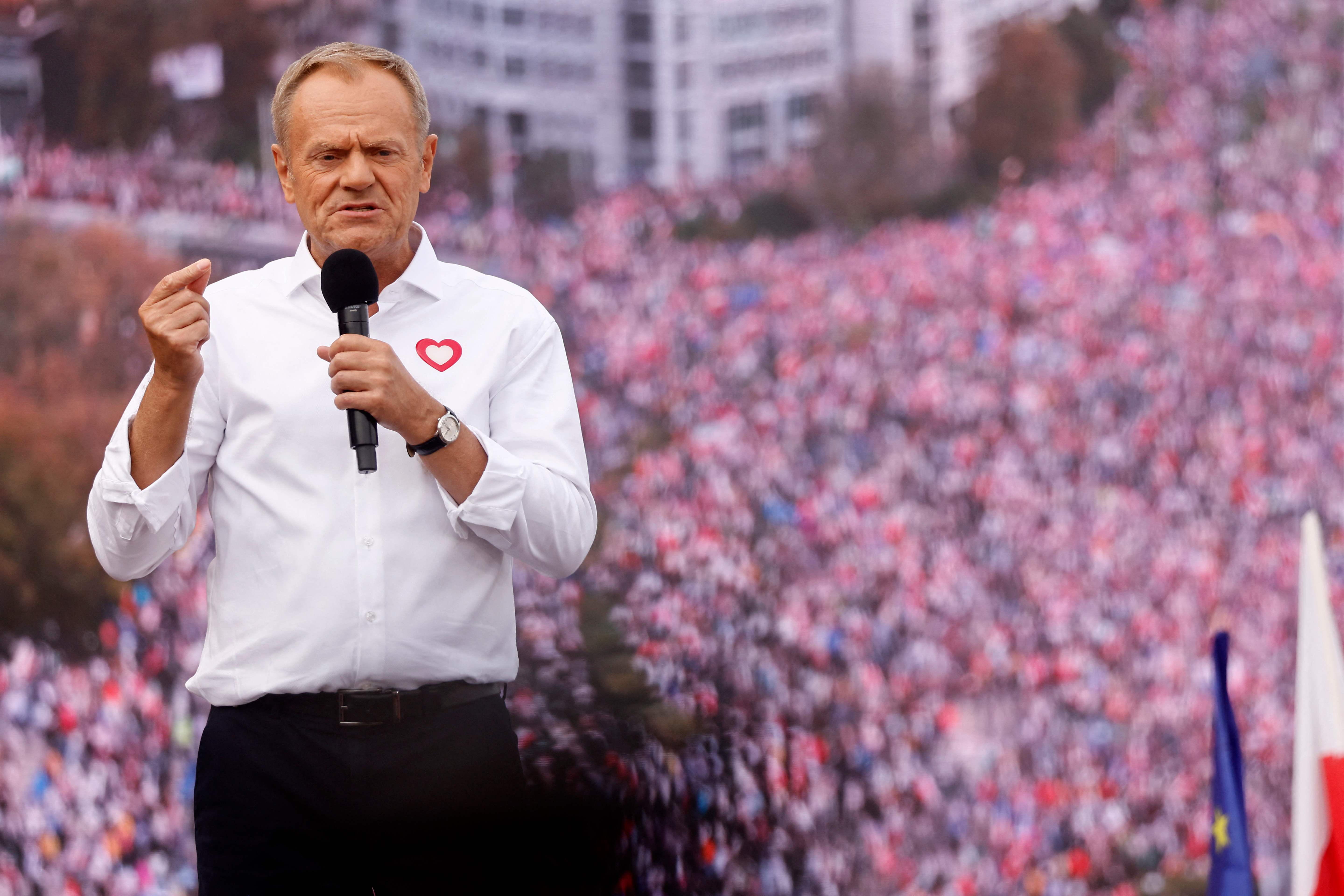 Pologne: l'opposition rassemble des centaines de milliers de personnes à  Varsovie