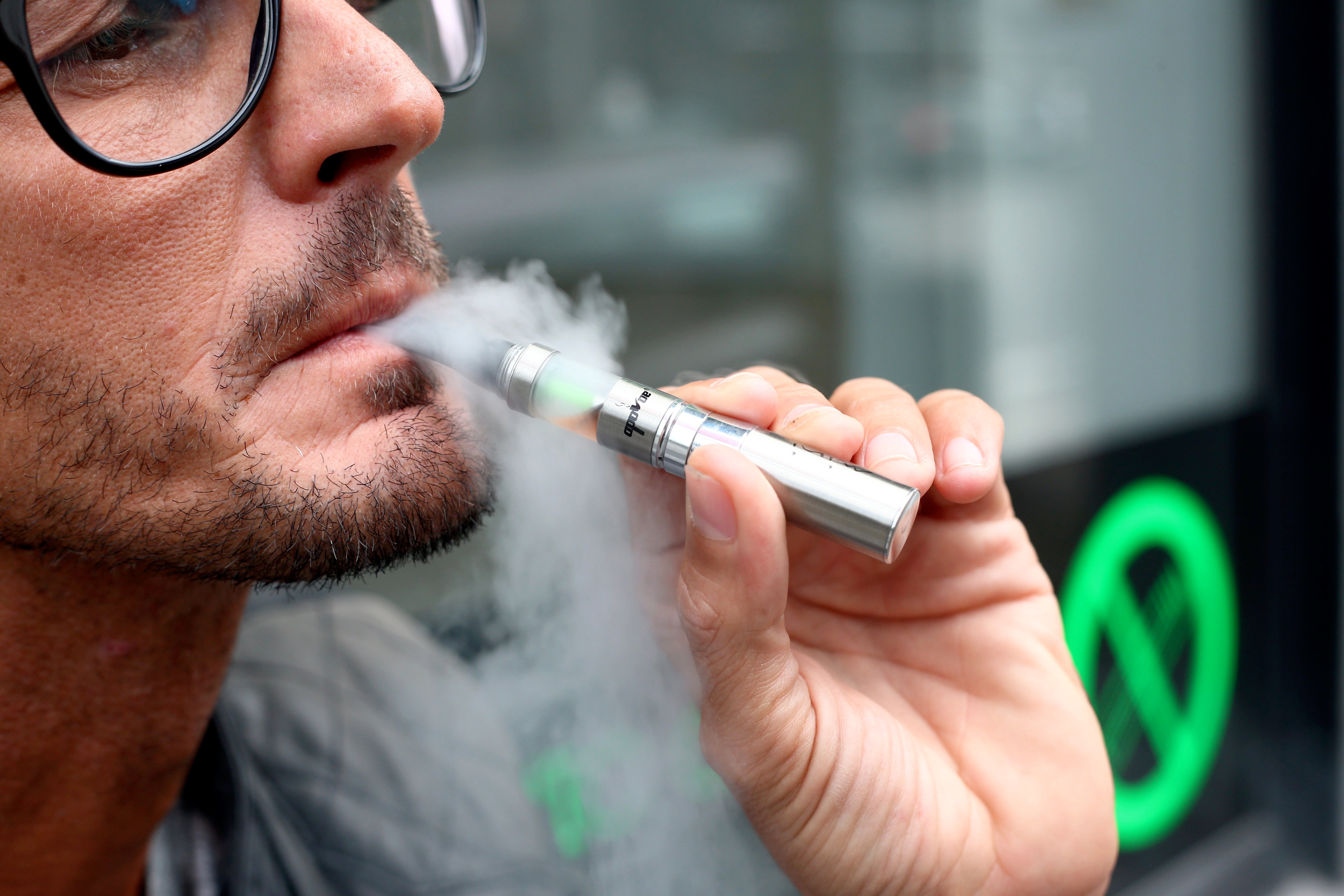 E-cigarette: vu les risques, "il faut absolument carter tout vapotage pour  les non-fumeurs et les jeunes" - L'Avenir