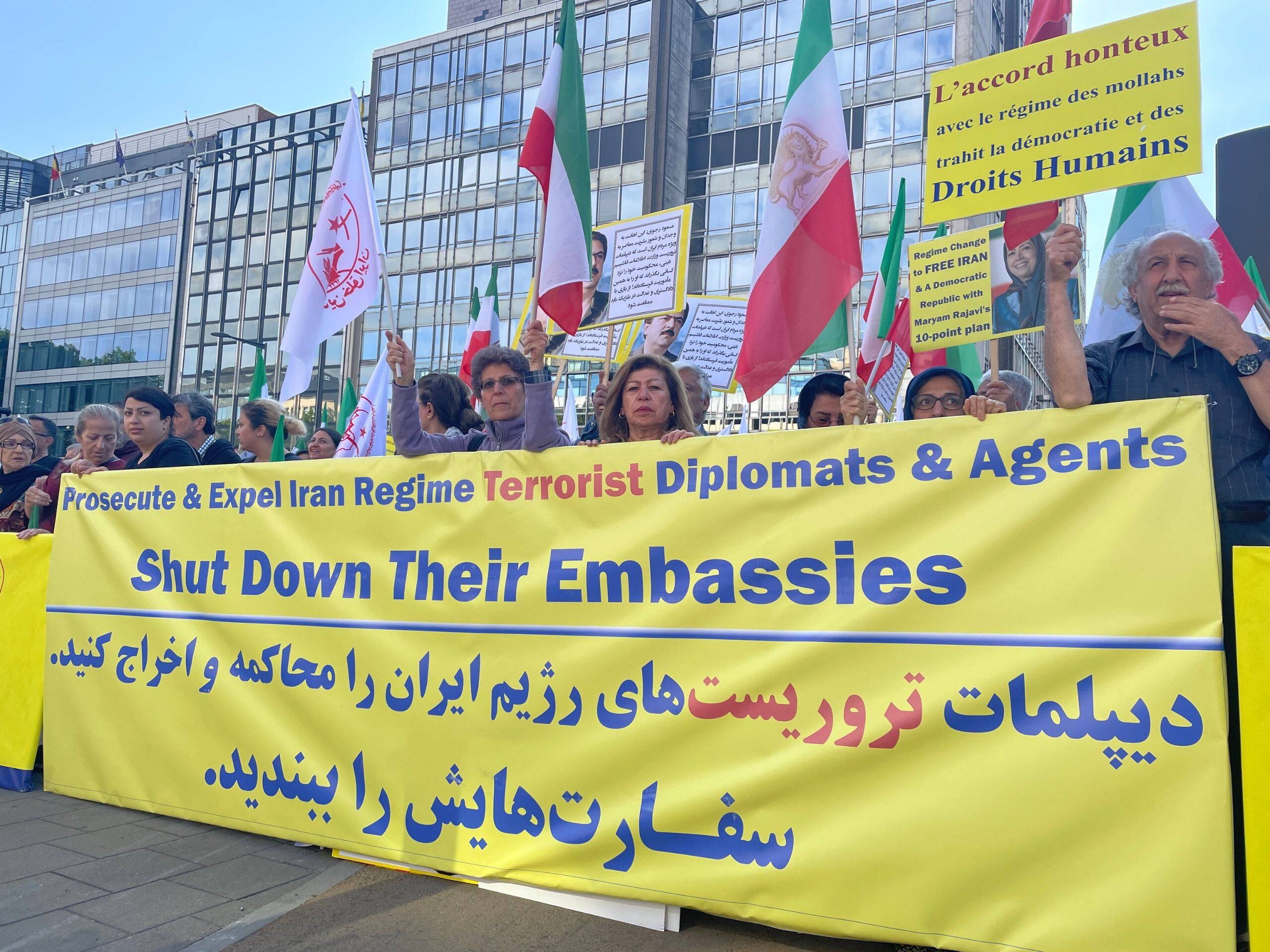 Des manifestants dénoncent le traité sur l'échange de prisonniers avec l'Iran à Bruxelles - La Libre