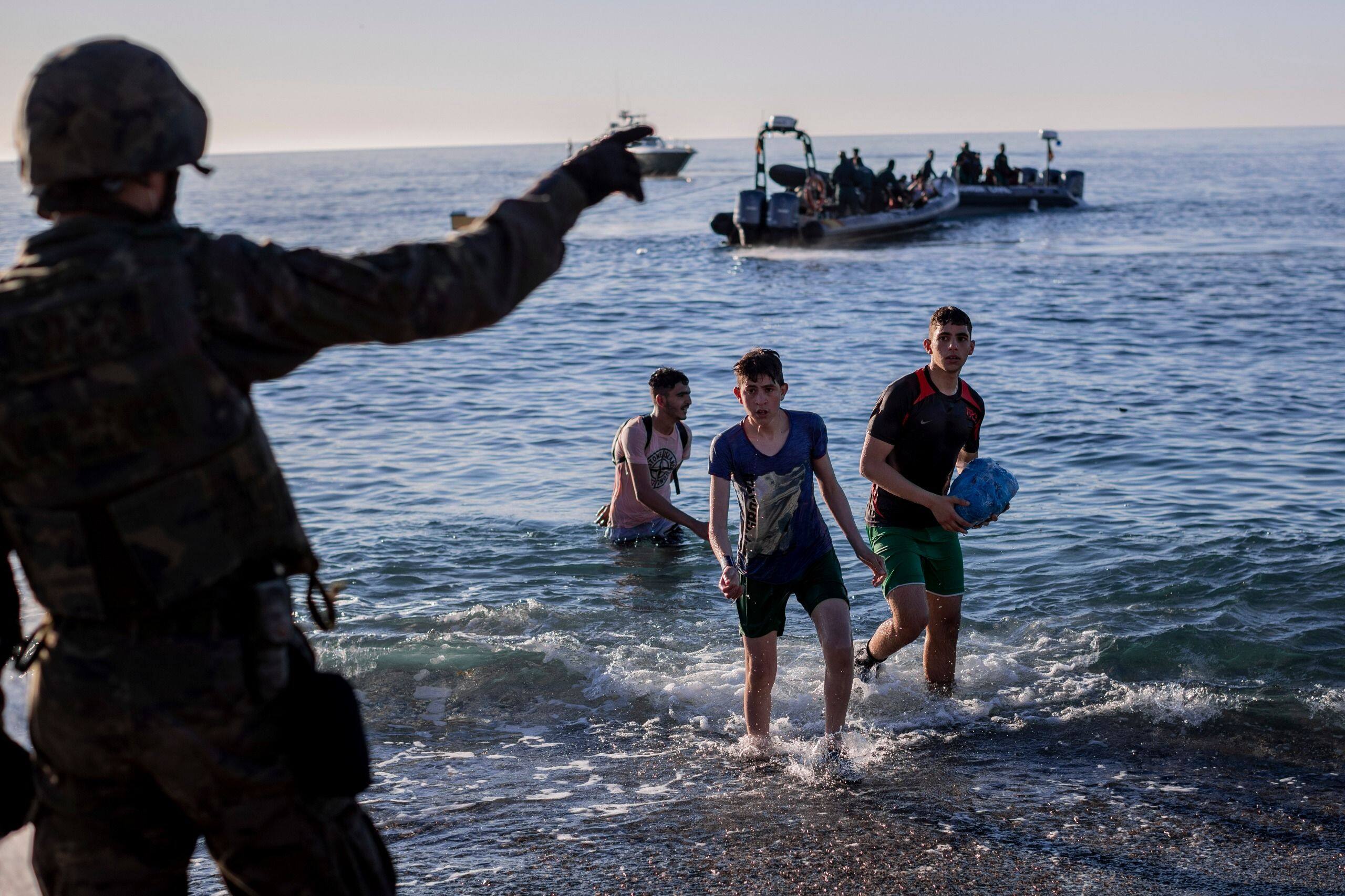 Symbole Du Drame Humanitaire Le Cliche D Un Plongeur Sauvant Un Bebe Des Eaux A Ceuta Devient Viral