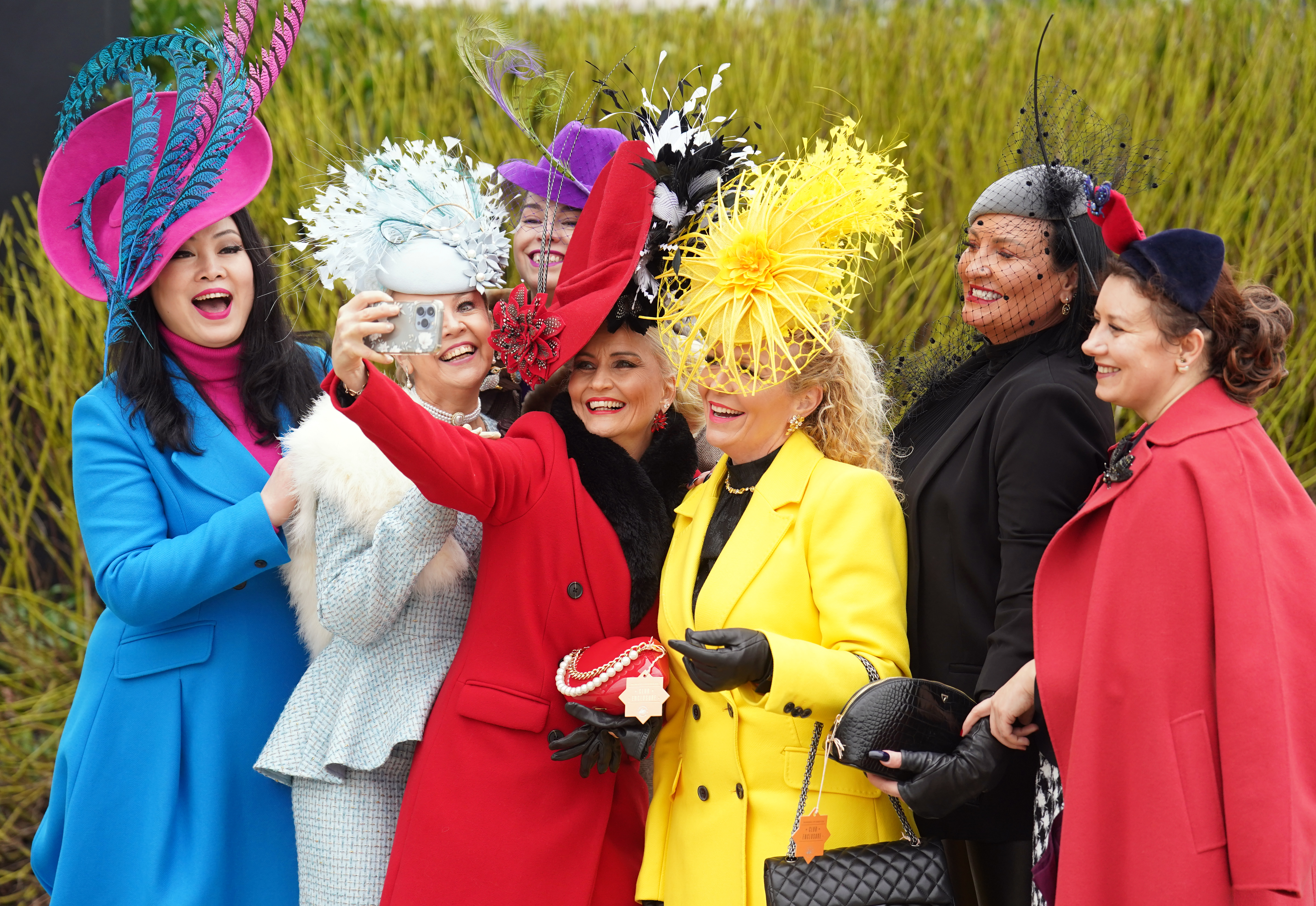 Bright colours and extravagant hats take over Cheltenham Festival fashion –  The Irish News