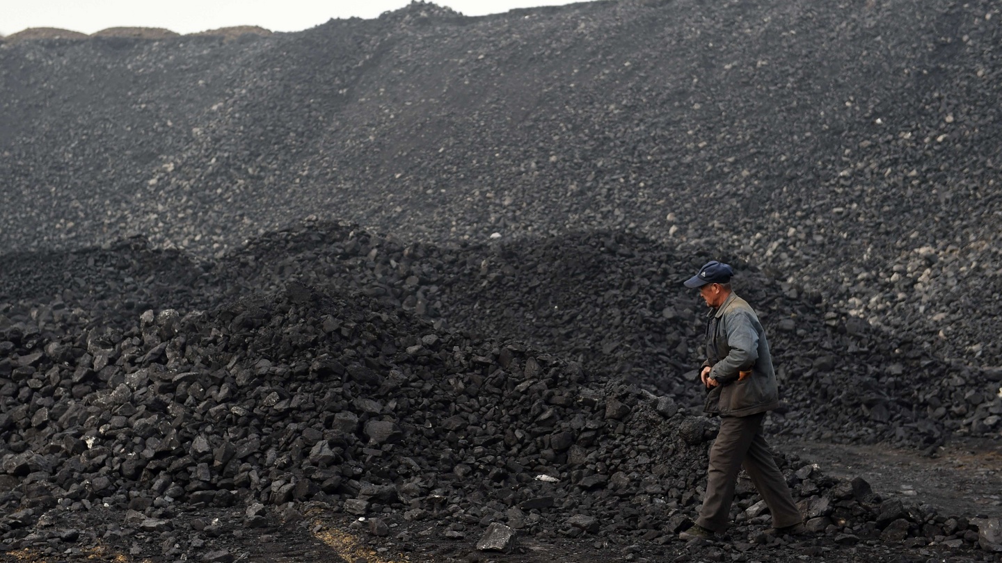 China coal mine blaze kills 21 workers, Workers' Rights