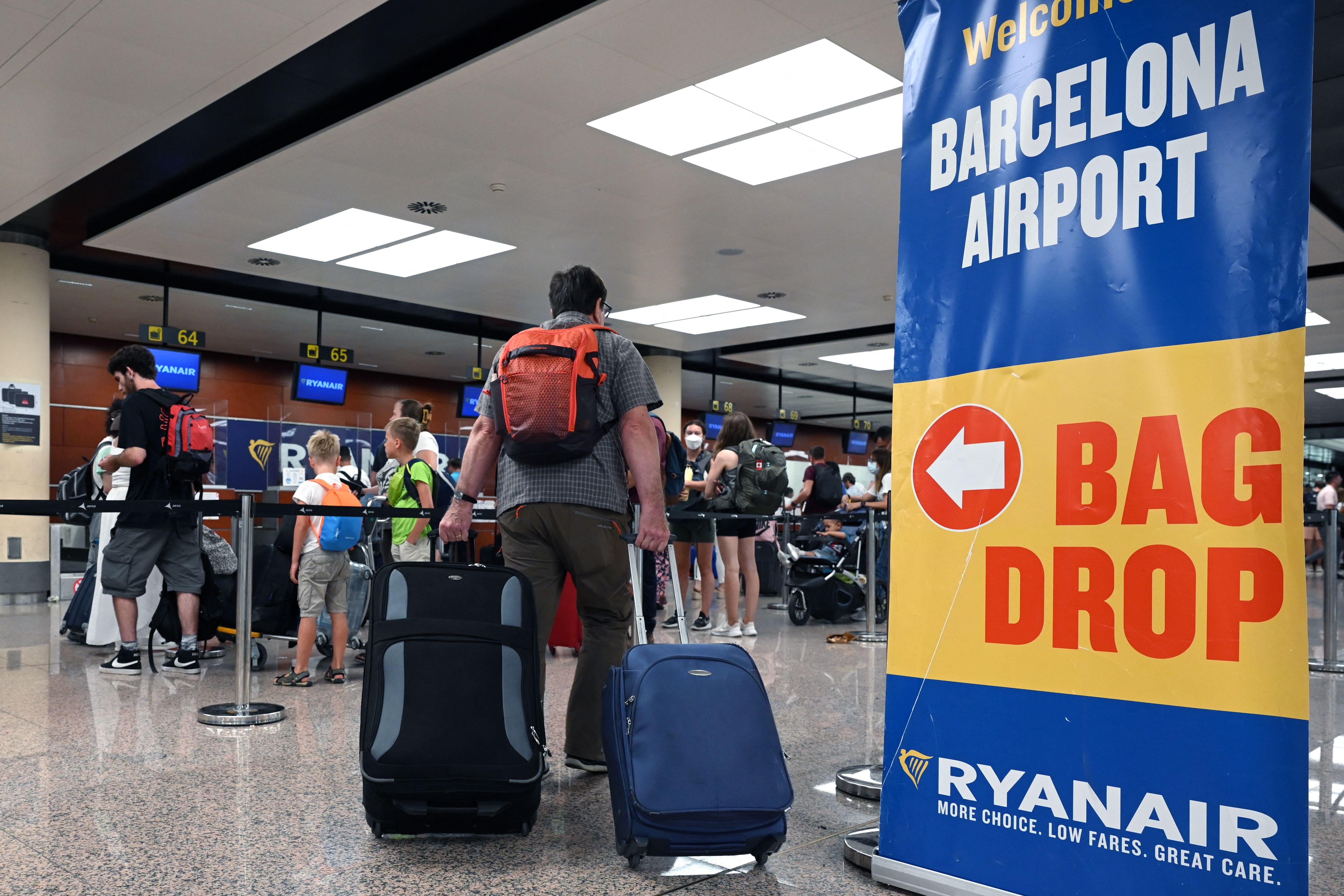 Ryanair charging for hand luggage online