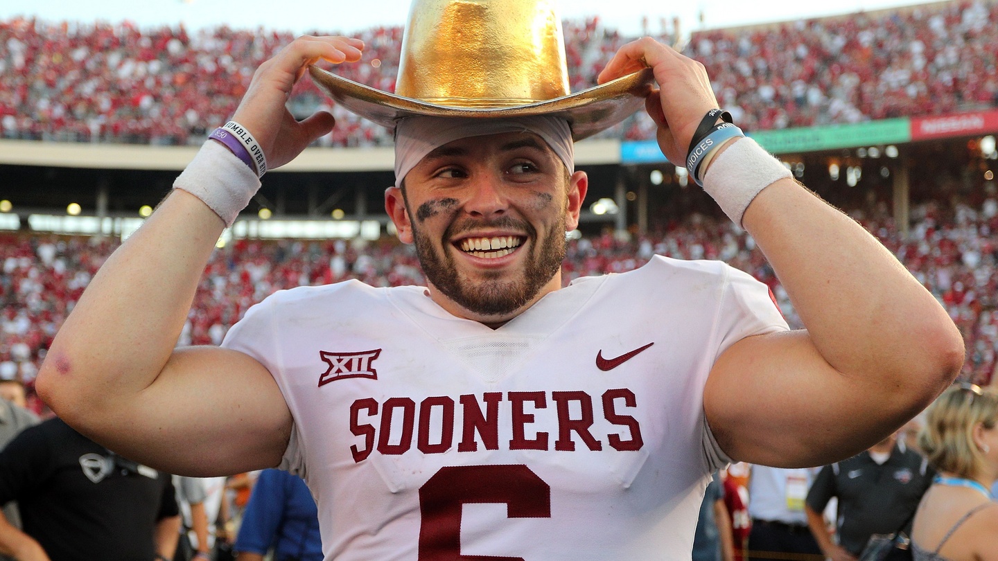 Oklahoma captains take Baker Mayfield's jersey with them to coin toss