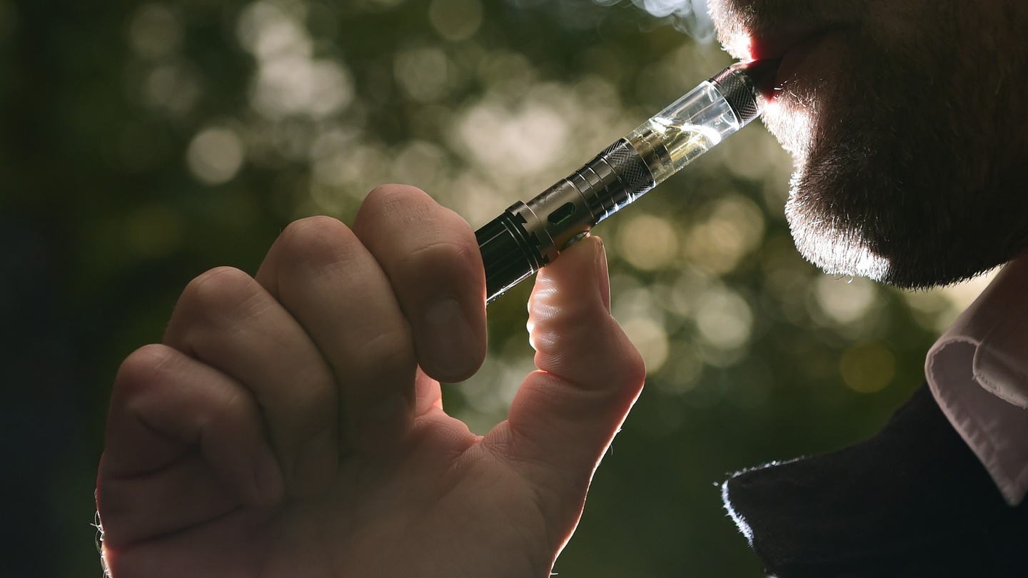 E cigarettes far safer than smoking say health experts The