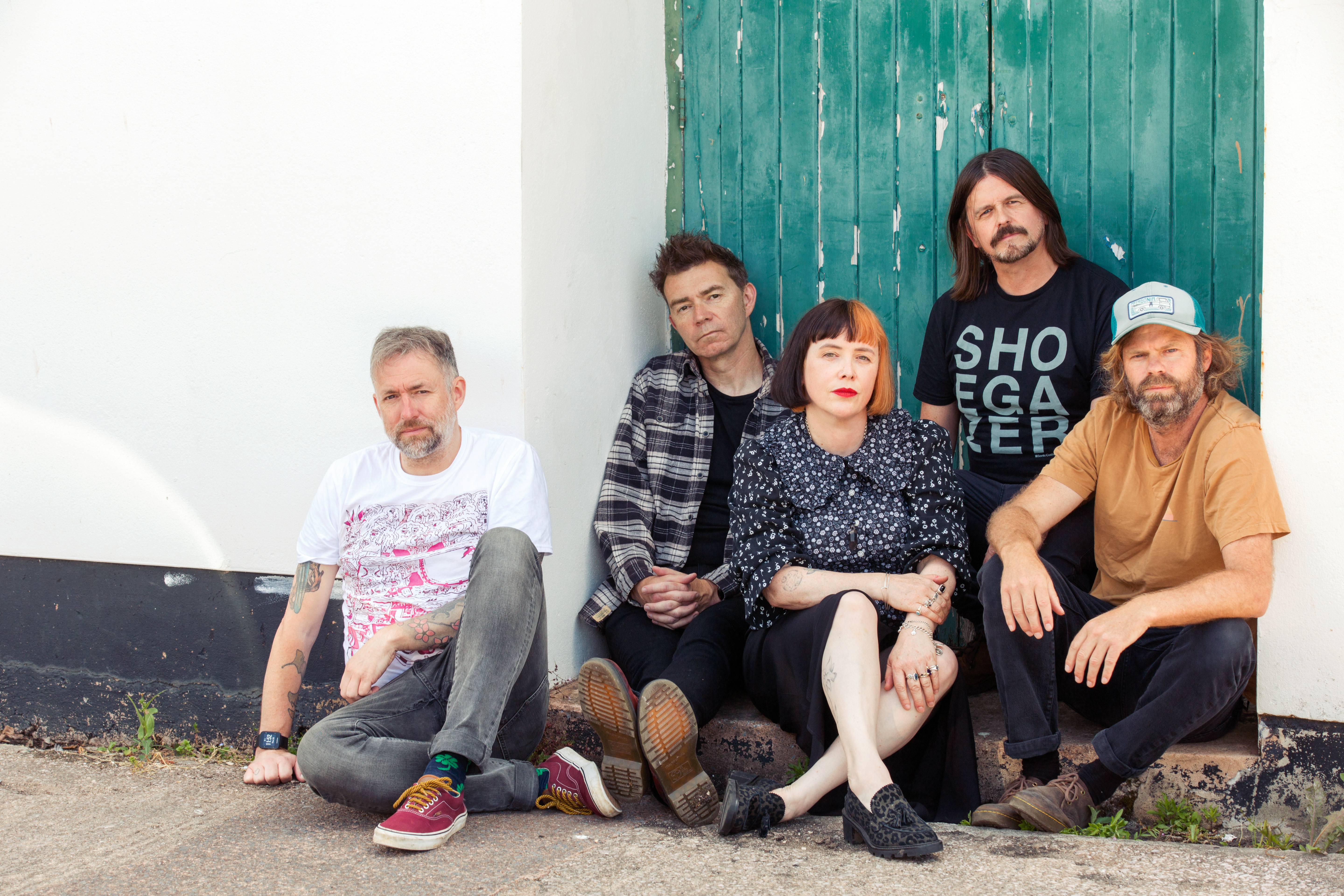 Slowdive band performing live in 2025 tour