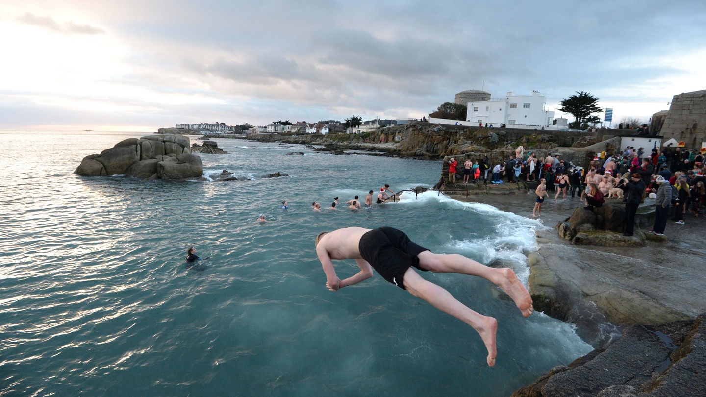 Forty Foot clear but swimming ban extended at other beaches The