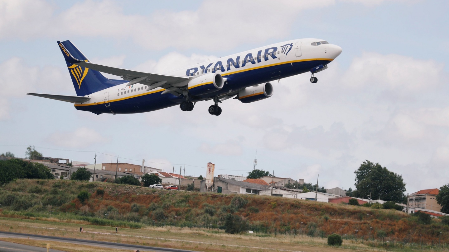 Up to 2 000 Ryanair cabin crew could go on strike this summer says union The Irish Times