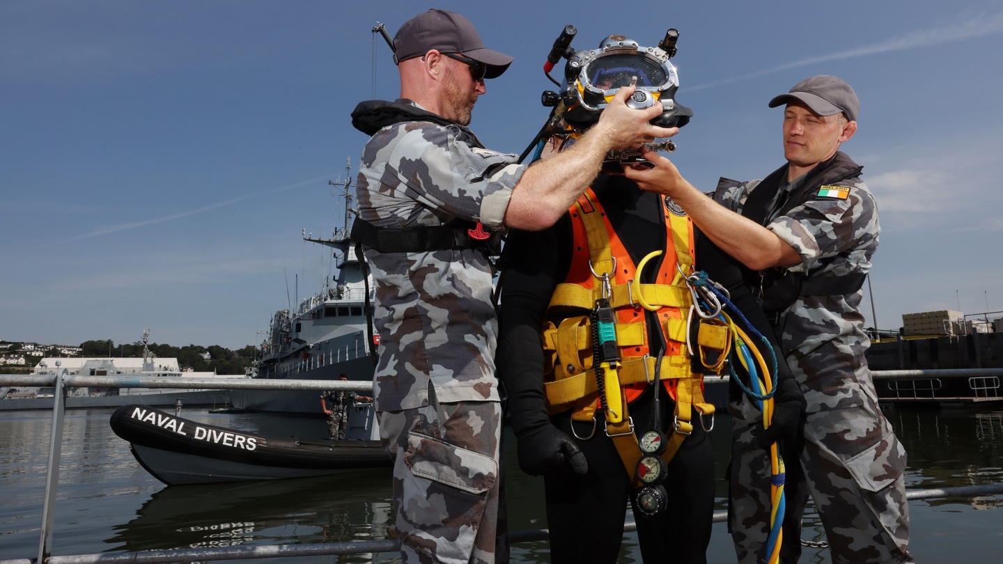What Is A Navy Diver
