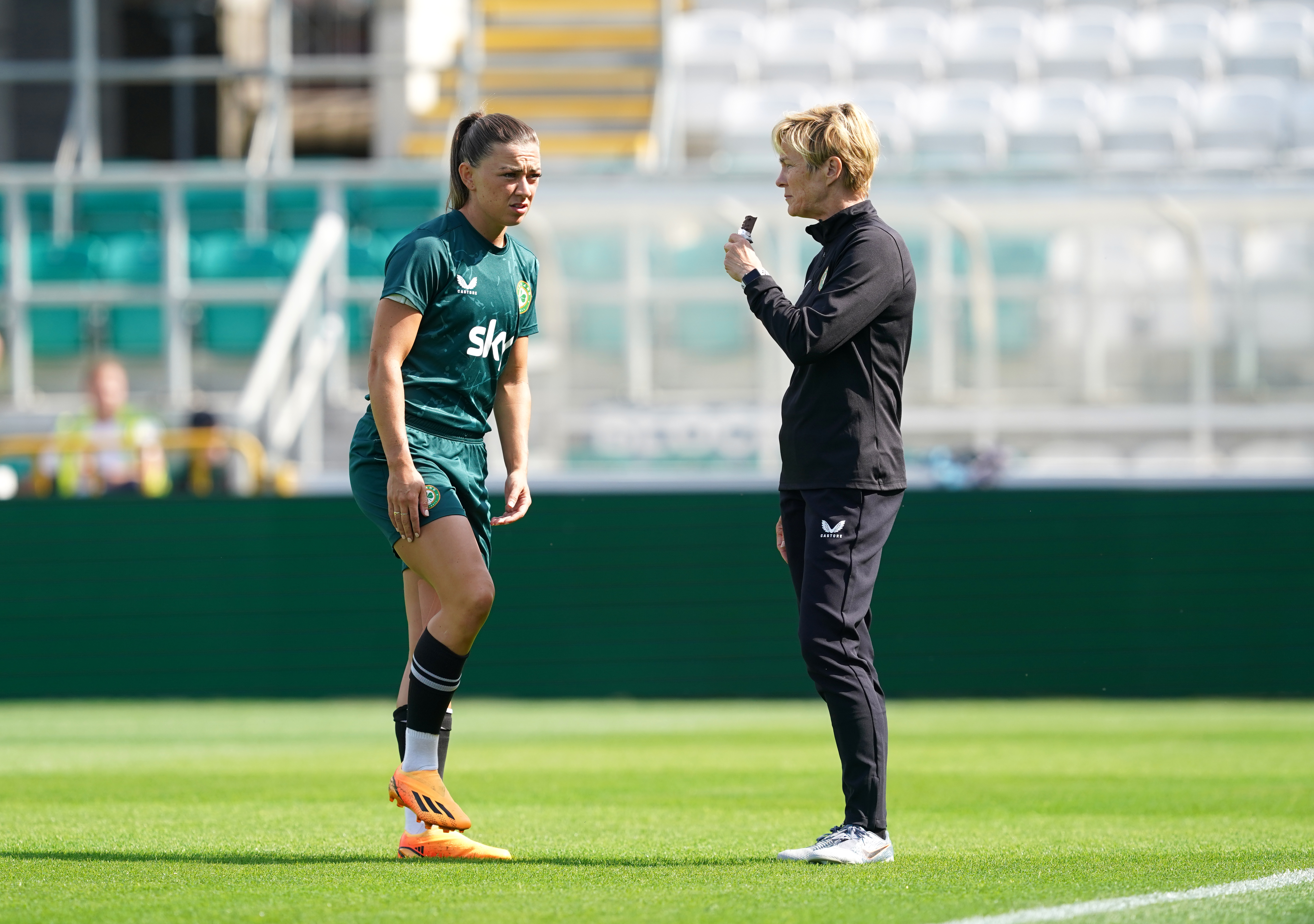 Katie McCabe: Arsenal winger and Republic of Ireland captain signs new  contract - BBC Sport