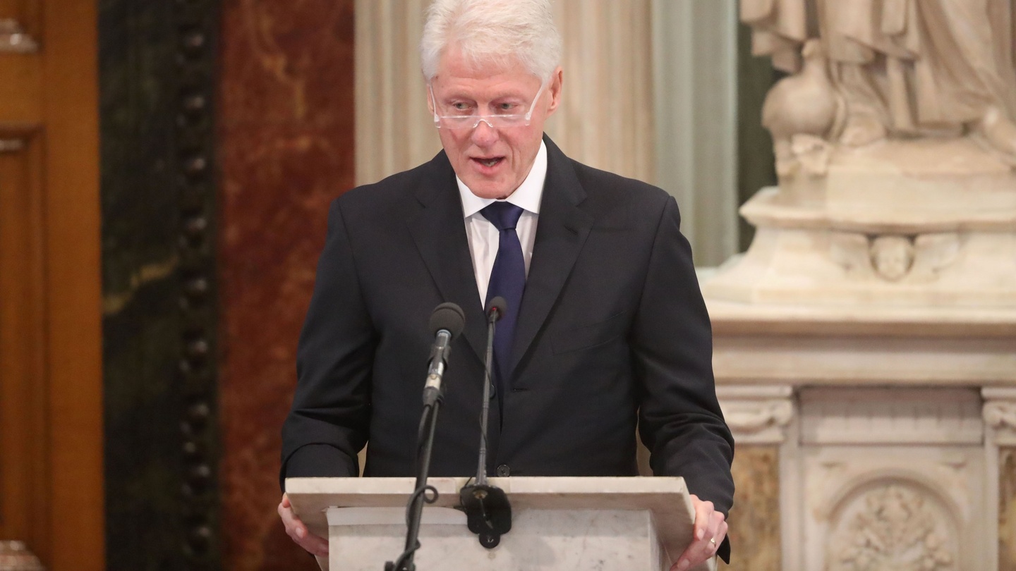 Bill Clinton hails ex-IRA leader Martin McGuinness as 'honourable', World, News