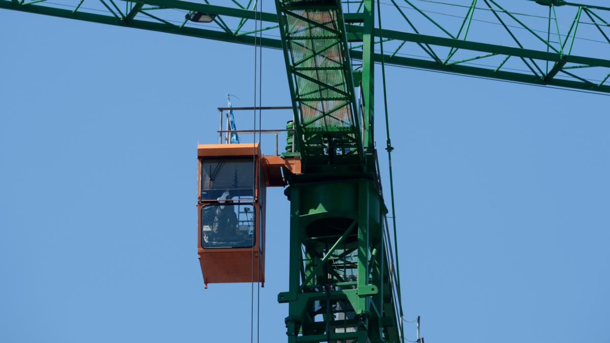 The lonely life of a Dublin crane operator: A view of the boom from above –  The Irish Times