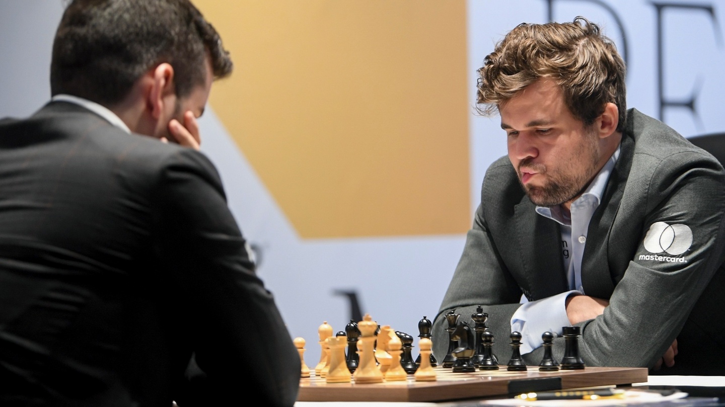 World Chess Champion Magnus Carlsen Gave Electric Shock to Grand