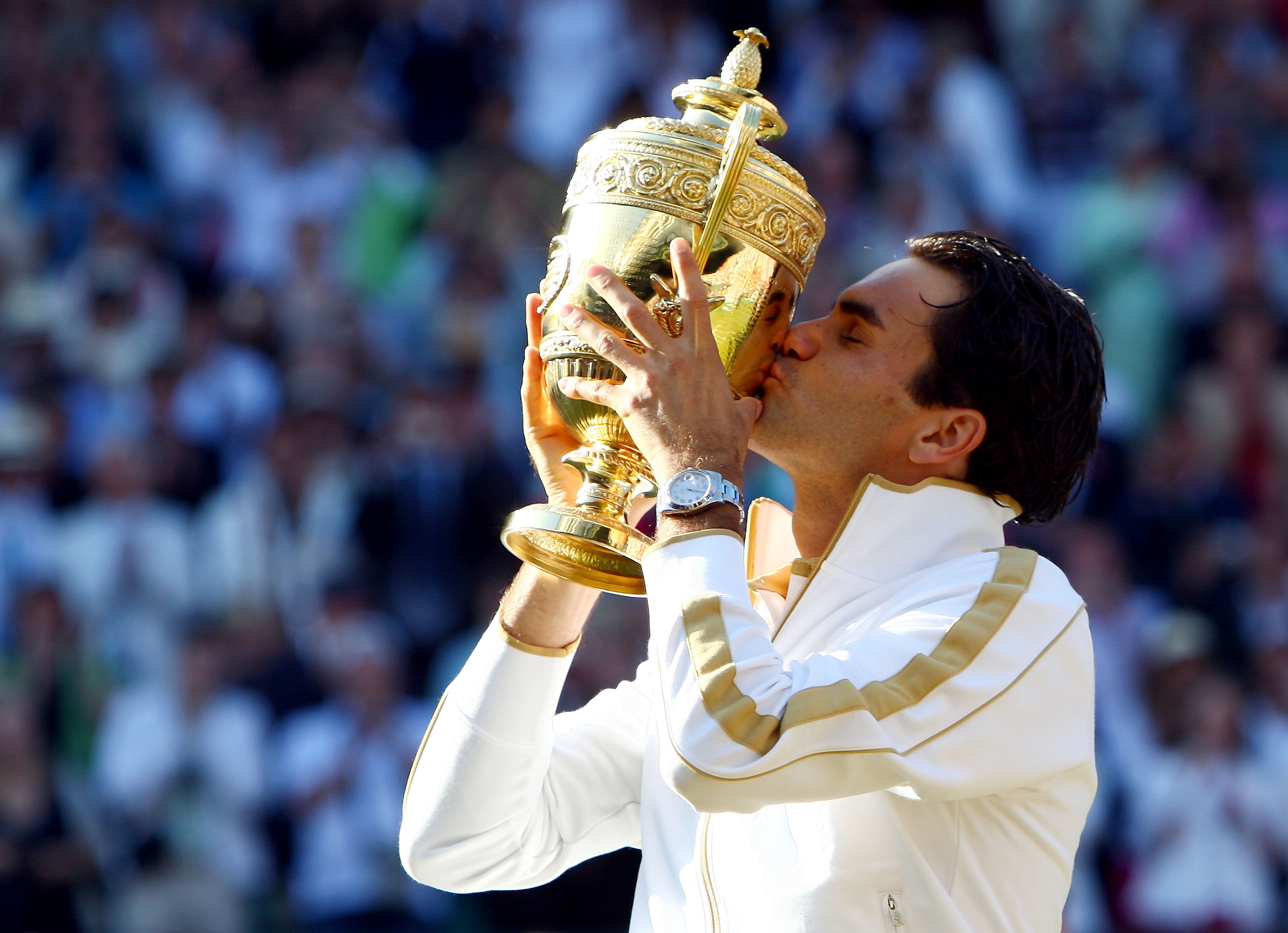 Roger Federer without crutches at an Italian billionaire wedding ·