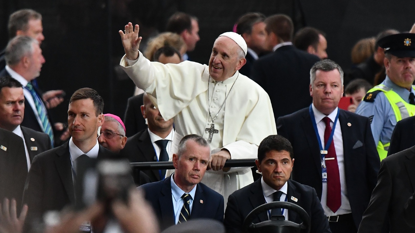 RTÉ News - Audrey Elliott got the Pope to sign her Mayo jersey at