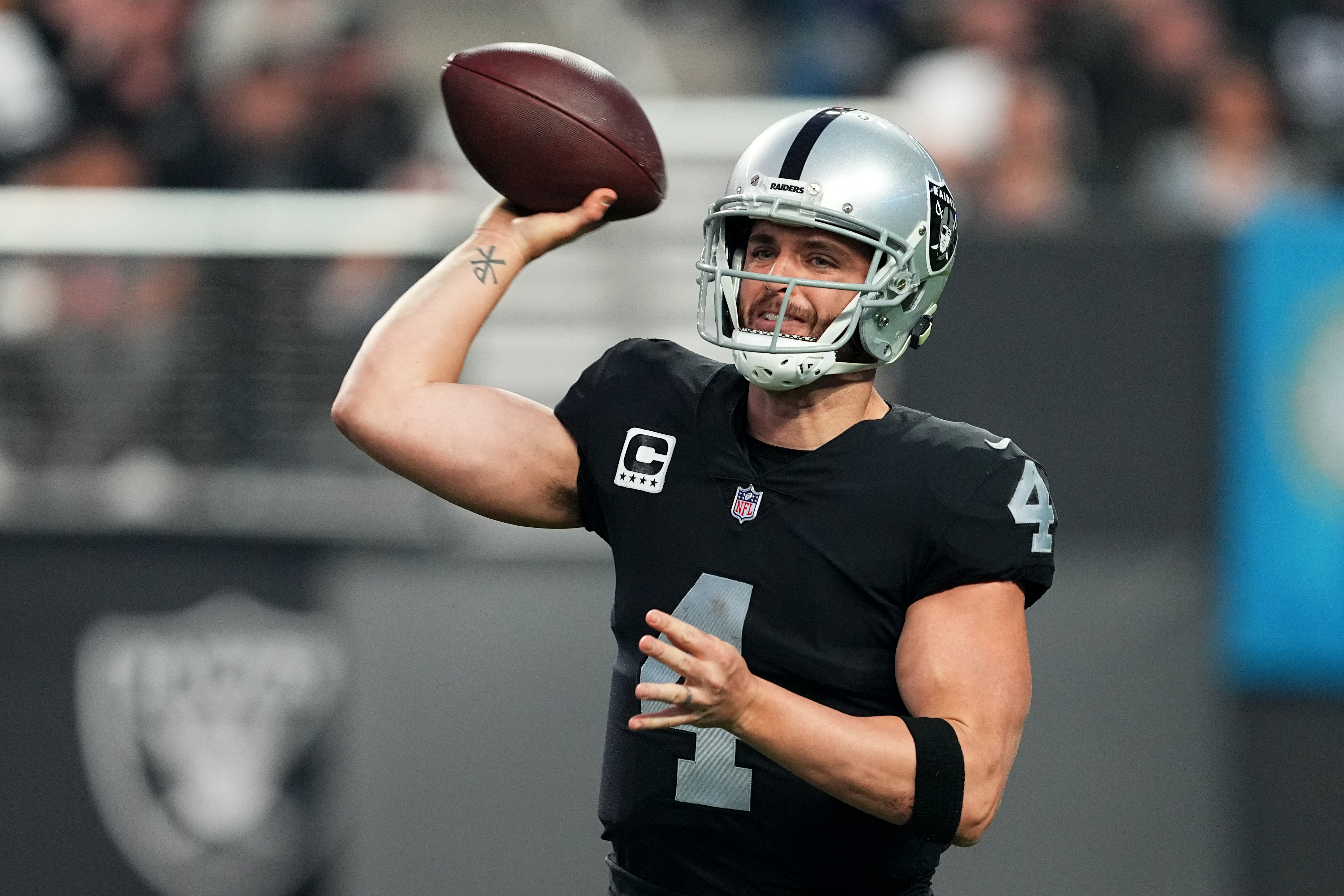 Can't-Miss Play: Las Vegas Raiders wide receiver Davante Adams catches  quarterback Derek Carr's 28-yard loft with his bicep