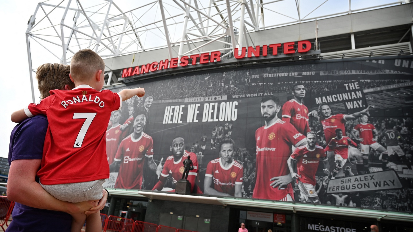 Cristiano Ronaldo's Manchester United Debut Earned A Standing Ovation At  Old Trafford