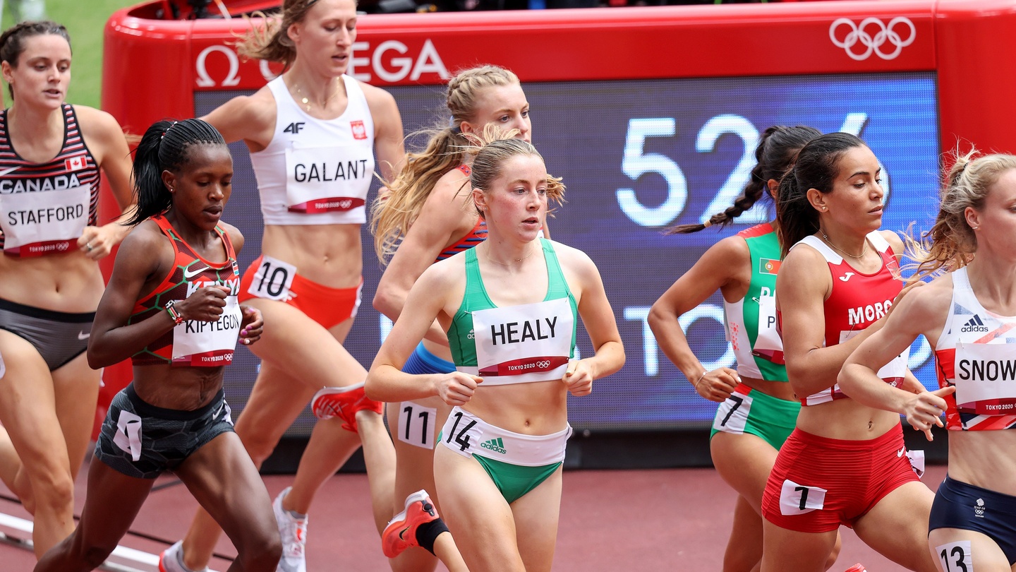 Tokyo 2020: Watch Dutch runner Sifan Hassan FALL on final lap of 1,500m  heat but somehow get back up to win race