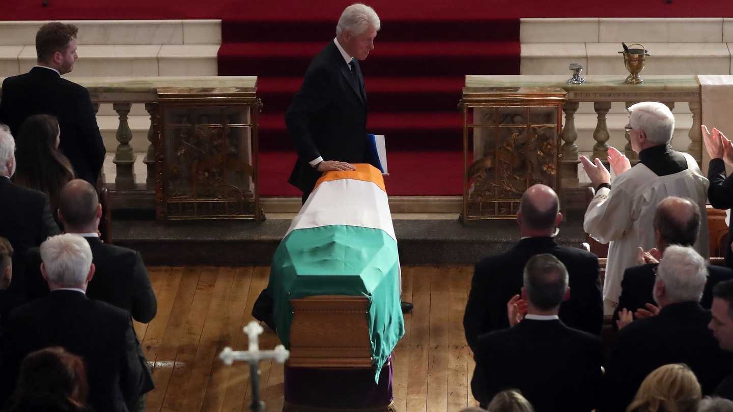 Bill Clinton delivers stirring oration at Martin McGuinness funeral - Irish  Mirror Online