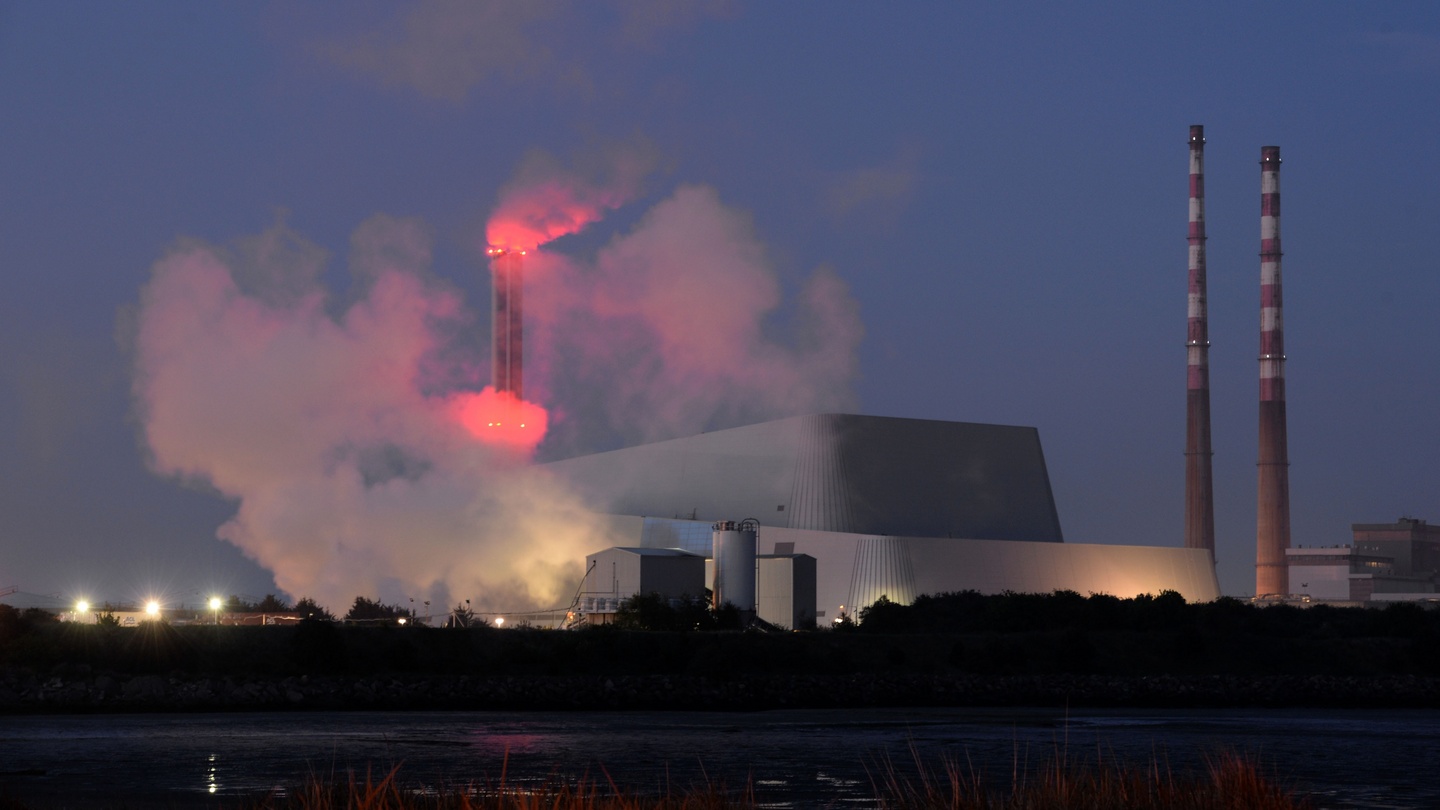 Poolbeg incinerator to take full waste loads from next week  The Irish  Times