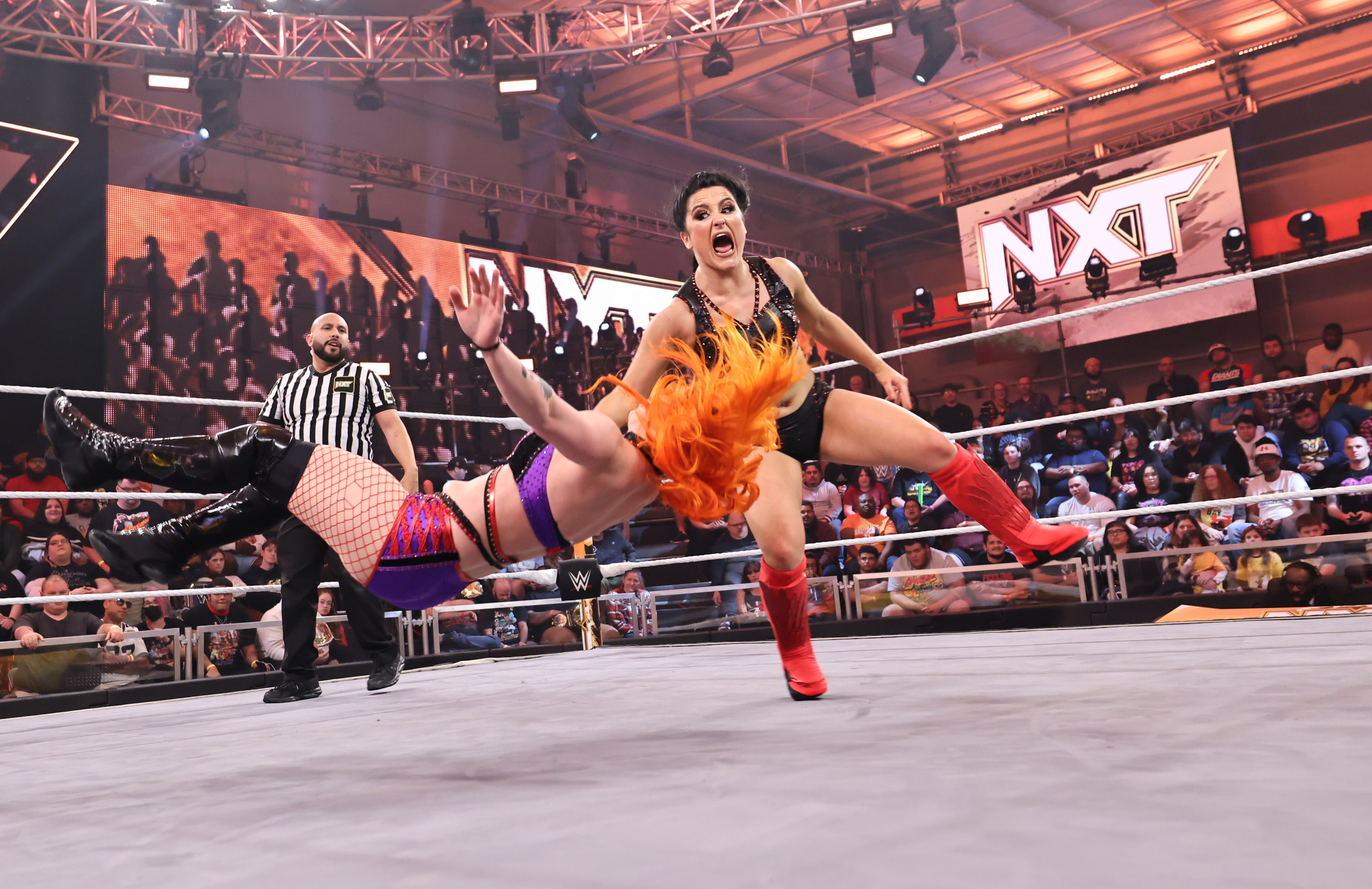 Lyra Valkyria Beats Becky Lynch, Wins NXT Women's Title On NXT Halloween  Havoc