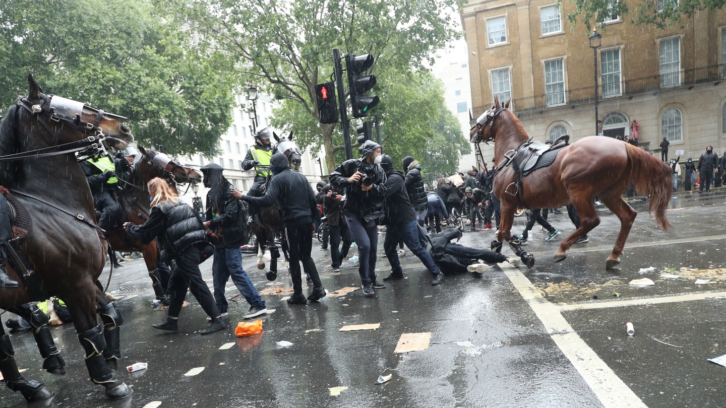 Anti-racism protesters clash with mounted police in London – The ...