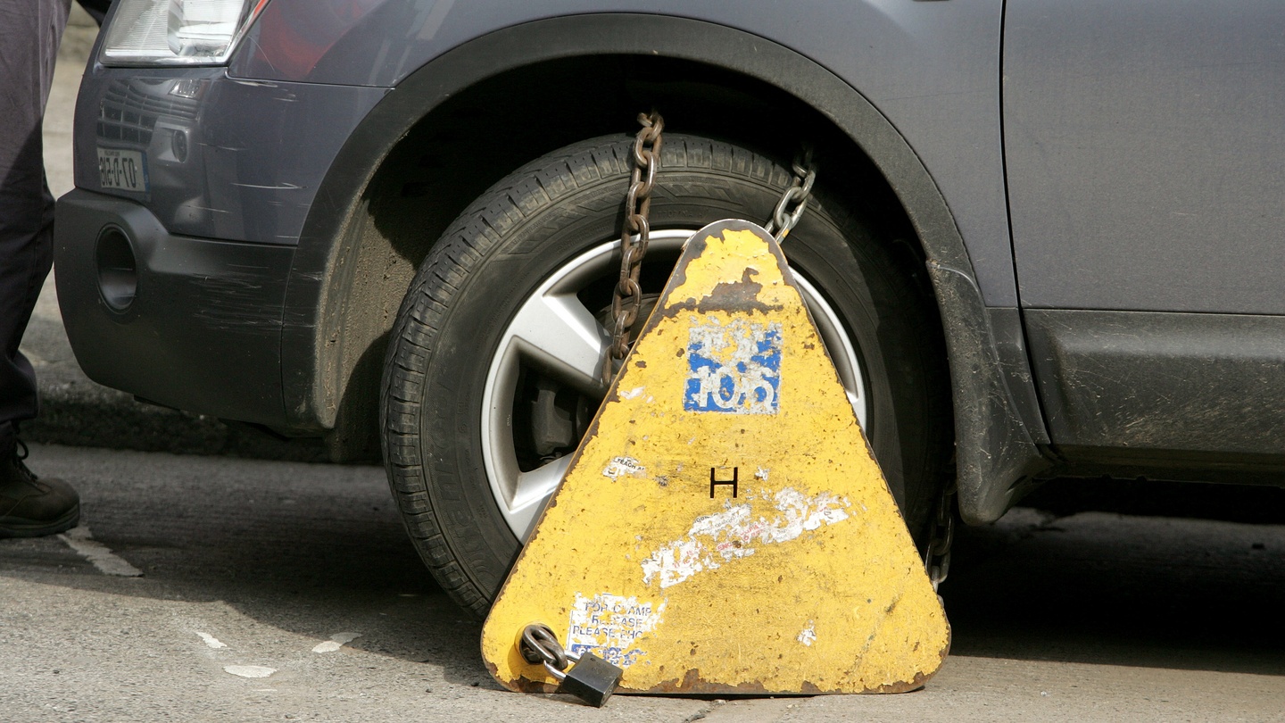 Parking Customers Only Wheel Clamping Unauthorised Vehicles £50 Fee Sign/Sticker 