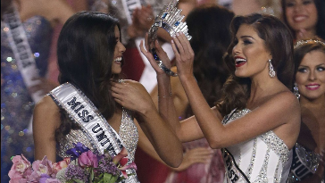Miss Venezuela, gagnante l'an dernier, couronne miss univers 2015.
